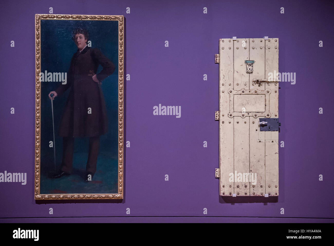 Londra, Regno Unito. 3 apr, 2017. Oscar Wilde da Robert Goodloe Harper Pennington (1881)e t egli porta di Oscar Wilde la cella del carcere (n. C.3.3) alla prigione di lettura - Queer arte inglese 1861-1967 una nuova mostra alla Tate Britain è il cinquantesimo anniversario della depenalizzazione parziale di Omosessualit maschio in Inghilterra e nel Galles. Spanning giocoso alla politica, esplicita all'interno, Queer arte inglese 1861-1967 mette in mostra la ricca diversità di queer arte visiva e il suo ruolo nella società. Credito: Guy Bell/Alamy Live News Foto Stock