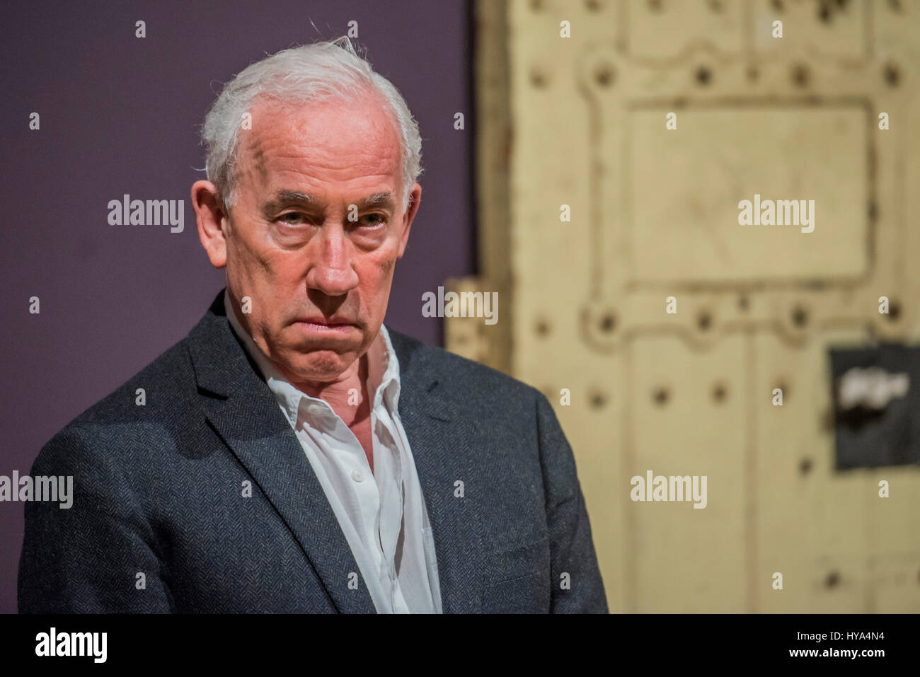 Londra, Regno Unito. 3 apr, 2017. Simon Callow con la porta di Oscar Wilde la cella del carcere (n. C.3.3) alla prigione di lettura - Queer arte inglese 1861-1967 una nuova mostra alla Tate Britain è il cinquantesimo anniversario della depenalizzazione parziale di Omosessualit maschio in Inghilterra e nel Galles. Spanning giocoso alla politica, esplicita all'interno, Queer arte inglese 1861-1967 mette in mostra la ricca diversità di queer arte visiva e il suo ruolo nella società. Credito: Guy Bell/Alamy Live News Foto Stock
