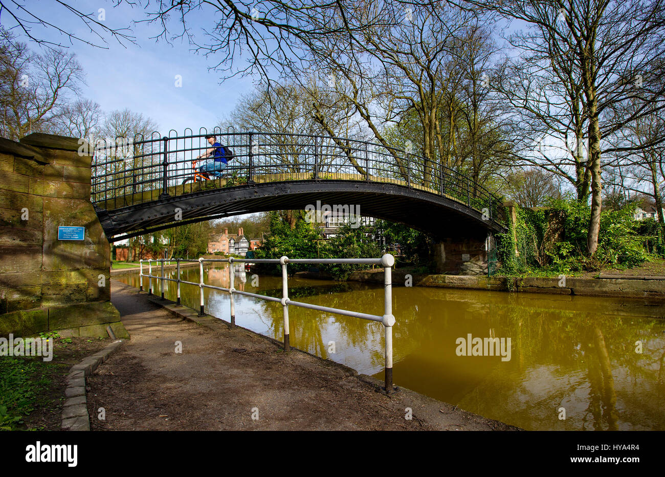 Worsley, Regno Unito. 3 apr, 2017. Glorioso sole primaverile fa risaltare i camminatori e ciclisti lungo la strada alzaia del Bridgewater Canal, Worsley, Manchester. Foto di Paolo Heyes, Lunedì 03 Aprile, 2017. Foto Stock