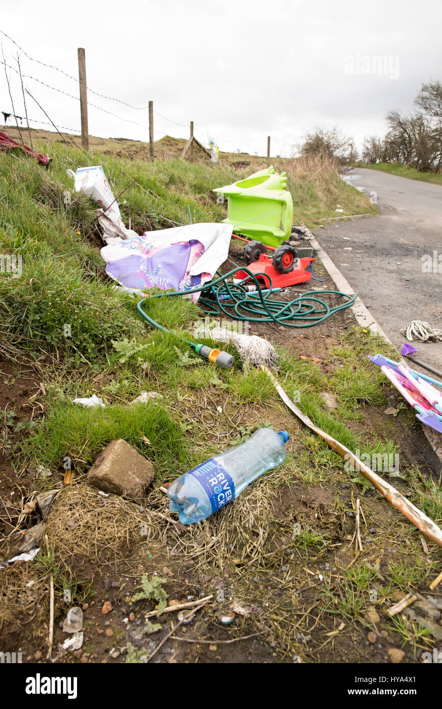 Dumping illegale sulla strada di campagna a Belfast Foto Stock