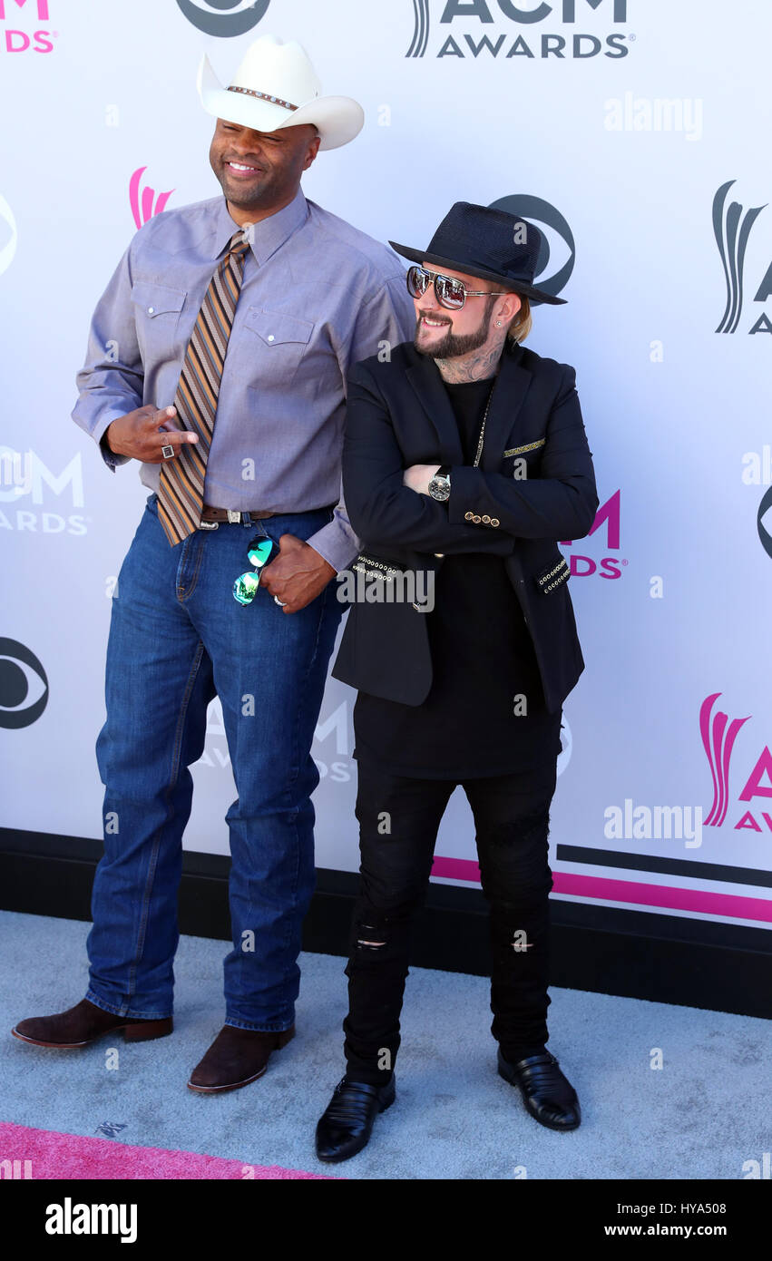 Las Vegas, NV, Stati Uniti d'America. 2 apr, 2017. Cowboy Troy e DJ sinistri presso la cinquantaduesima Academy of Country Music Awards a T-Mobile Arena di Las Vegas, Nevada, il 2 aprile 2017. Credito: Erik Kabik Fotografia/media/punzone Alamy Live News Foto Stock