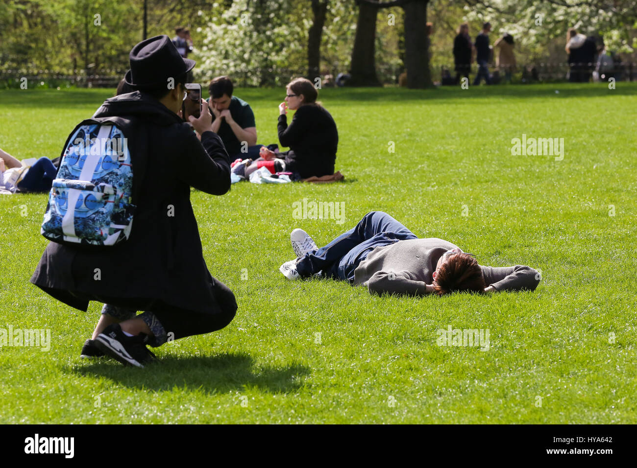 St James Park. Londra, Regno Unito. 3 apr, 2017. Un uomo prende una fotografia di un altro uomo su una calda giornata a St James Park. Credito: Dinendra Haria/Alamy Live News Foto Stock