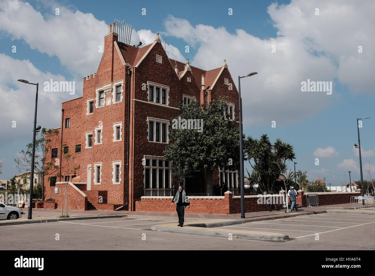 Kfar Chabad, Israele. 3 Aprile, 2017. Una replica del '770', la sede di Chabad a 770 Eastern Parkway, Crown Heights, Brooklyn, New York, sorge nel villaggio di Kfar Chabad. L'edificio comprende il numero esatto di mattoni come sulla struttura originale. Chabad Lubavitz è un ebreo ortodosso, Hasidic movimento, fondata nel 1775 e l'ultima presieduta dal Rabbino Menachem Mendel Schneerson (1902-1994) che hanno trasformato il piccolo movimento Hasidic nel più grande e più influente movimento ebraica nel mondo. Nel 1994, il 'Rebbe' postumo è stato aggiudicato il Congressional Gold Medal per il suo 'outstandin Foto Stock