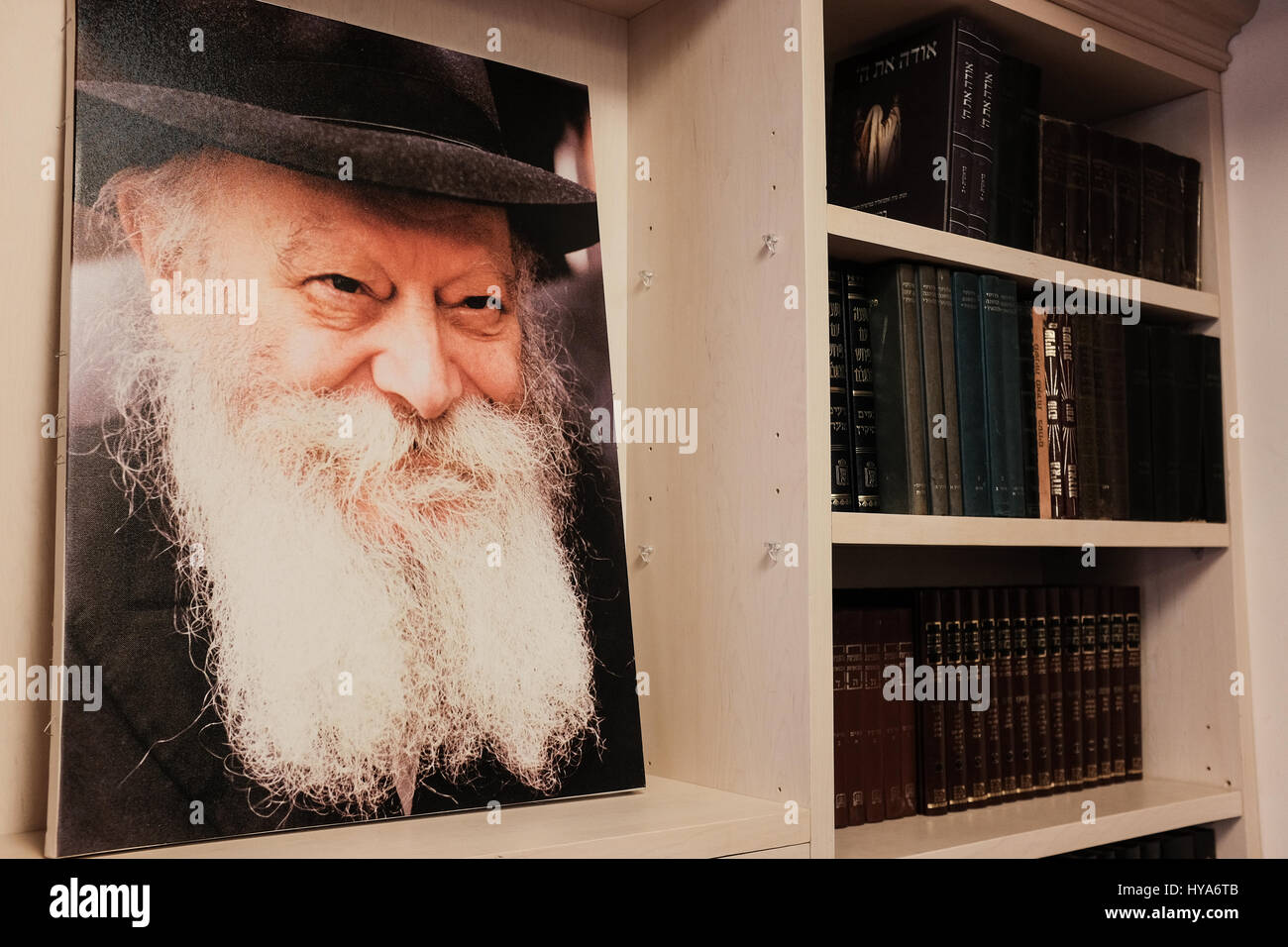 Kfar Chabad, Israele. 3 Aprile, 2017. Un ritratto del 'Rebbe' adorna la libreria nel '770' nel villaggio di Kfar Chabad. L'edificio è una replica del '770', la sede di Chabad a 770 Eastern Parkway, Crown Heights, Brooklyn, New York, e include il numero esatto di mattoni come sulla struttura originale. Chabad Lubavitz è un ebreo ortodosso, Hasidic movimento, fondata nel 1775 e l'ultima presieduta dal Rabbino Menachem Mendel Schneerson (1902-1994) che hanno trasformato il piccolo movimento Hasidic nel più grande e più influente movimento ebraica nel mondo. Nel 1994, il 'Rebbe' postumo è stato AW Foto Stock