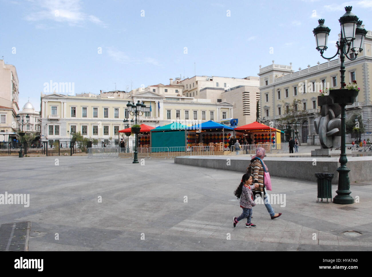 L'artista Rasheed Araeen, piantato tende ispirate alla tradizione matrimonio pakistano tende in Piazza Kotzias, dove egli invita le persone a mangiare insieme come parte del 'documenta 14' mostra d'arte a Atene, Grecia, 03 aprile 2017. L'esposizione internazionale d'arte 'documenta 14' il quale prima si terrà ad Atene, in Grecia a partire dal 8 aprile fino al 16 luglio, e poi a Kassel in Germania dal 10 giugno fino al 17 settembre 2017. Foto: Alexia Angelopoulou/dpa Foto Stock