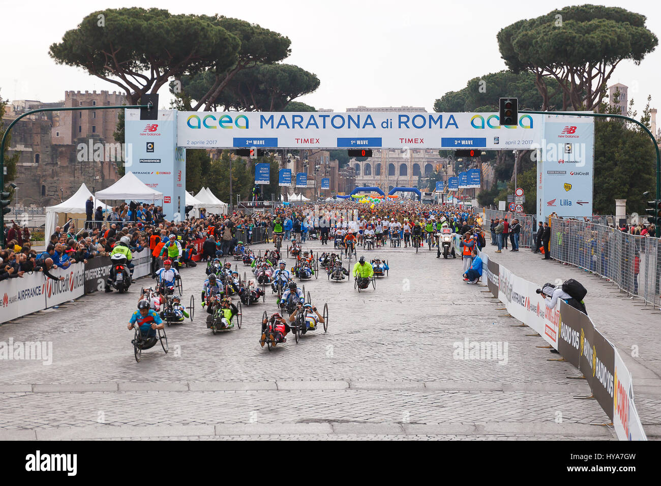 Roma, Italia. 02Apr, 2017. Roma, Italia - 2 Aprile 2017: ciclo di mano, la partenza degli atleti sulla Via dei Fori Imperiali, il Colosseo sullo sfondo. Credito: Polifoto/Alamy Live News Foto Stock