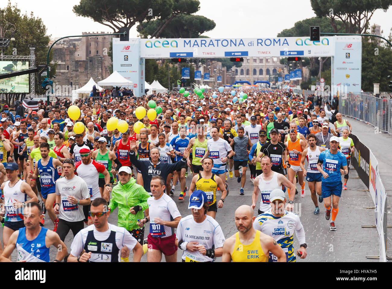 Roma, Italia. 02Apr, 2017. Roma, Italia - 2 Aprile 2017: la partenza degli atleti sulla Via dei Fori Imperiali, il Colosseo sullo sfondo. Credito: Polifoto/Alamy Live News Foto Stock