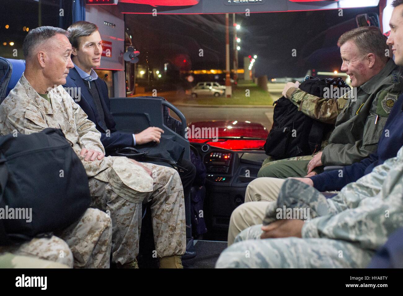 Kaiserslautern, Germania. 02Apr, 2017. Stati Uniti Comune di capi di Stato Maggiore Presidente gen. Giuseppe Dunford, sinistra e Jared Kushner, Senior Advisor e genero di Presidente Trump chat con Air Force Gen. Tod Wolters, commander, U.S. Forze aeree in Europa e in Africa, sul bus dopo l'arrivo a Ramstein Air Base per una visita in Iraq Aprile 3, 2017 in Kaiserslautern, Renania-Palatinato, Germania. Credito: Planetpix/Alamy Live News Foto Stock