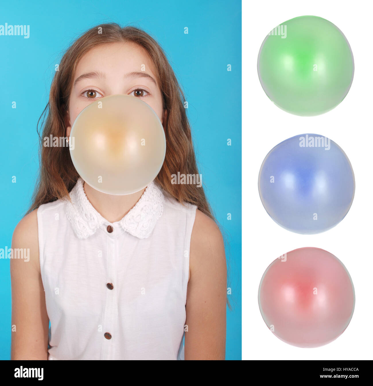 Ragazza a soffiare una grande bolla bubble gum isolato sul blu. Molte varietà di gomma di colore per i vostri progetti Foto Stock