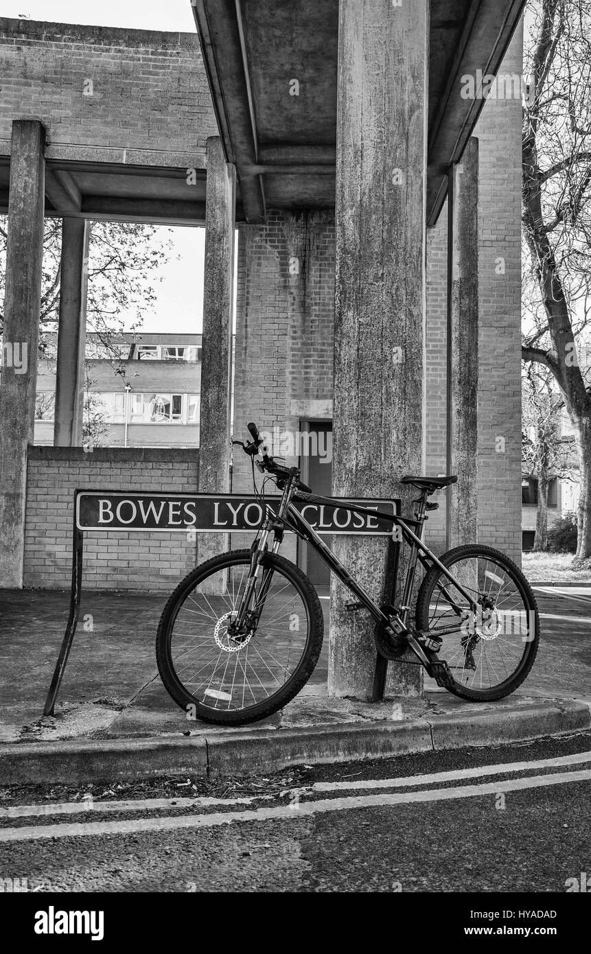 Una bicicletta in appoggio contro un nome di strada segno in Windsor, Regno Unito. Foto Stock