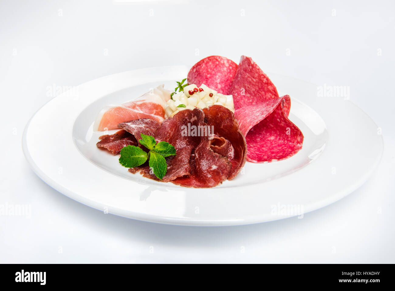 Piatto di vari tipi di carne-taglio sulla piastra. Foto Stock