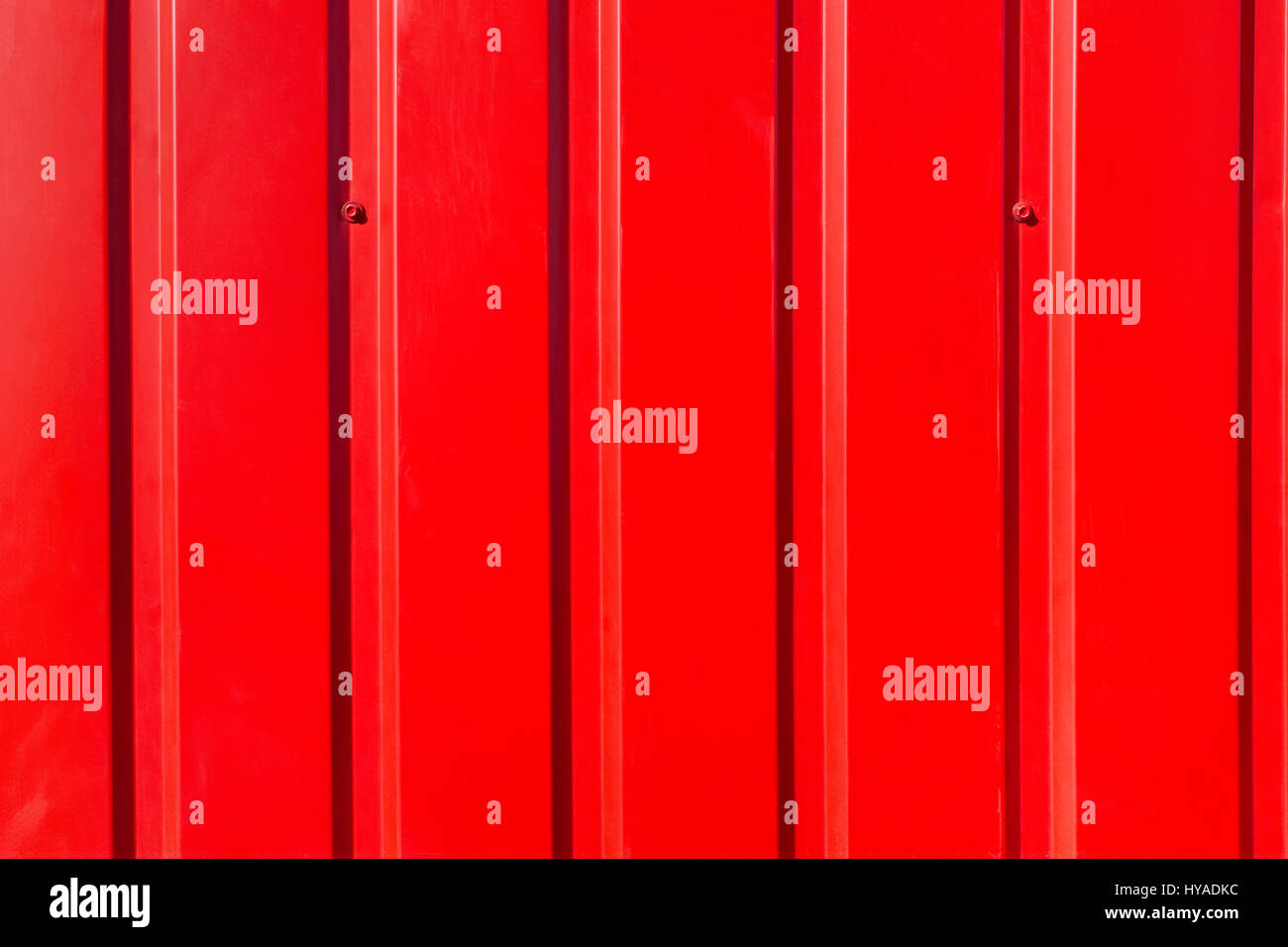 Rosso metallico parete corrugata close up. Texture e background Foto Stock
