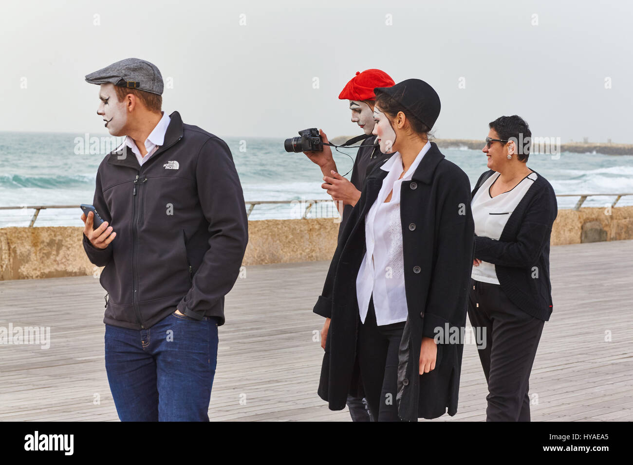 Tel Aviv - 20 Febbraio 2017: persone che indossano costumi in Israele durante la festa di Purim celebrazione Foto Stock