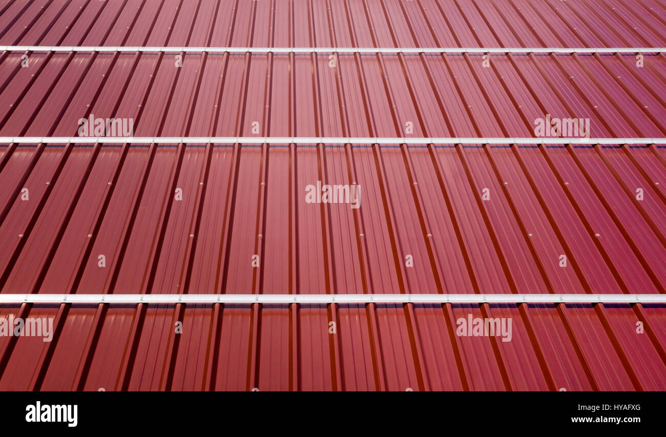 Lamiera grecata di fogli di lamiera. moderni tipi di materiali di copertura. Foto Stock