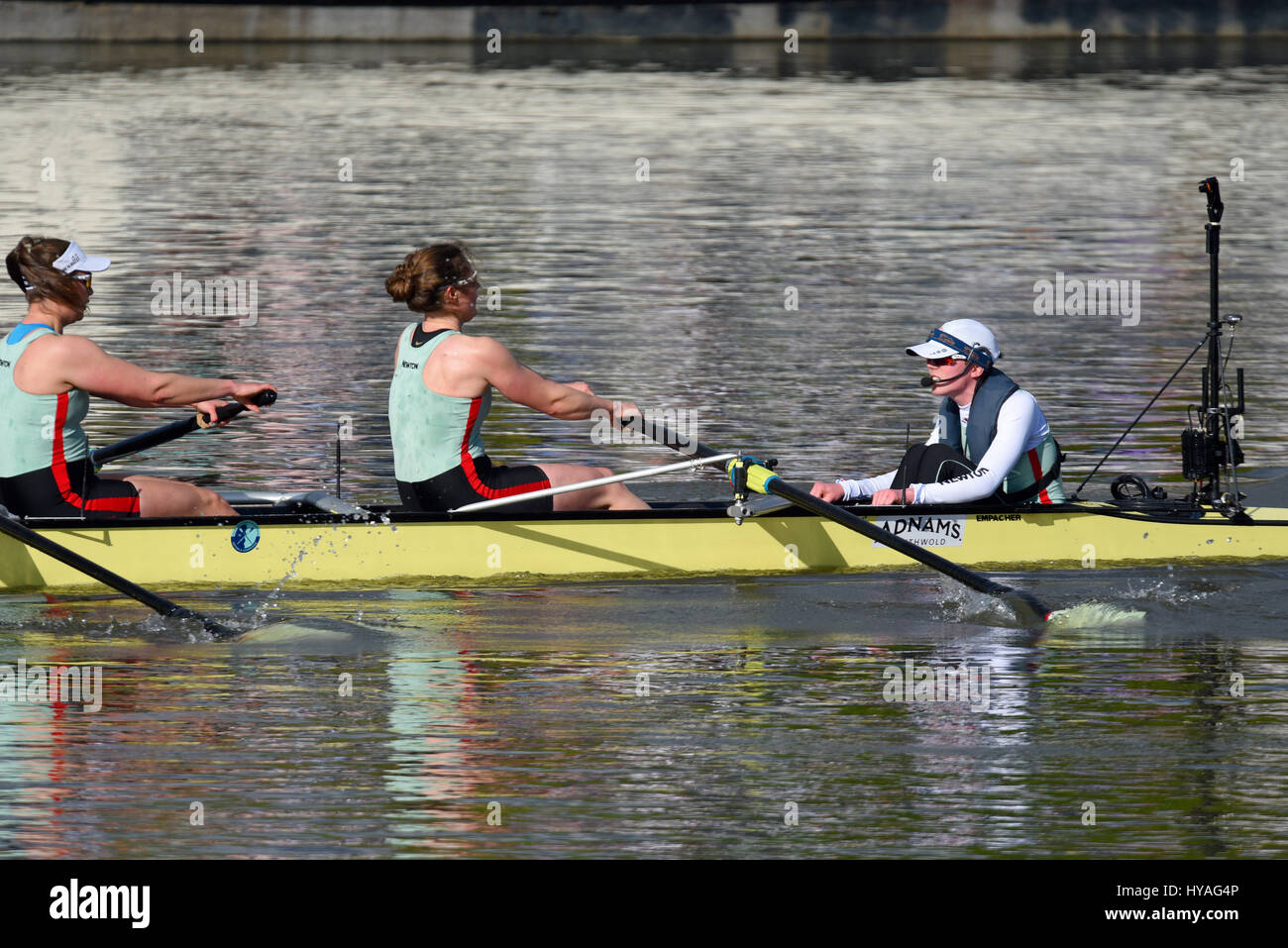 Cambridge donne della barca, Università di gara in barca sul fiume Tamigi presso Barnes, Londra.Le donne di gara Oxford e Cambridge, vinto da Cambridge. Foto Stock Cambridge donne della barca, Università di gara in barca sul fiume Tamigi presso Barnes, Londra.Le donne di gara Oxford e Cambridge, vinto da Cambridge. Foto Stock