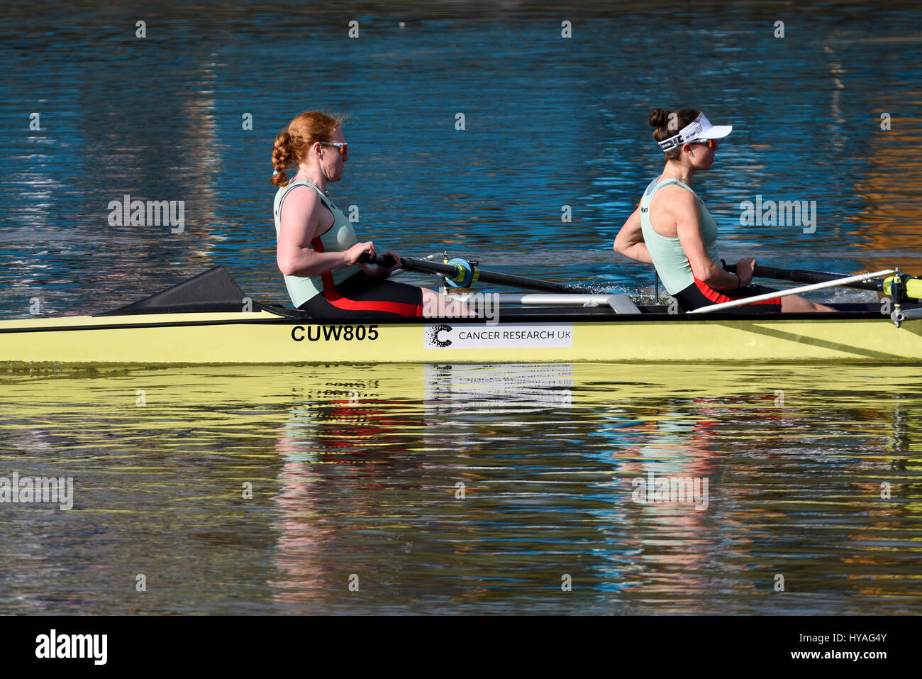 Cambridge donne della barca, Università di gara in barca sul fiume Tamigi presso Barnes, Londra.Le donne di gara Oxford e Cambridge, vinto da Cambridge. Foto Stock Cambridge donne della barca, Università di gara in barca sul fiume Tamigi presso Barnes, Londra.Le donne di gara Oxford e Cambridge, vinto da Cambridge. Foto Stock