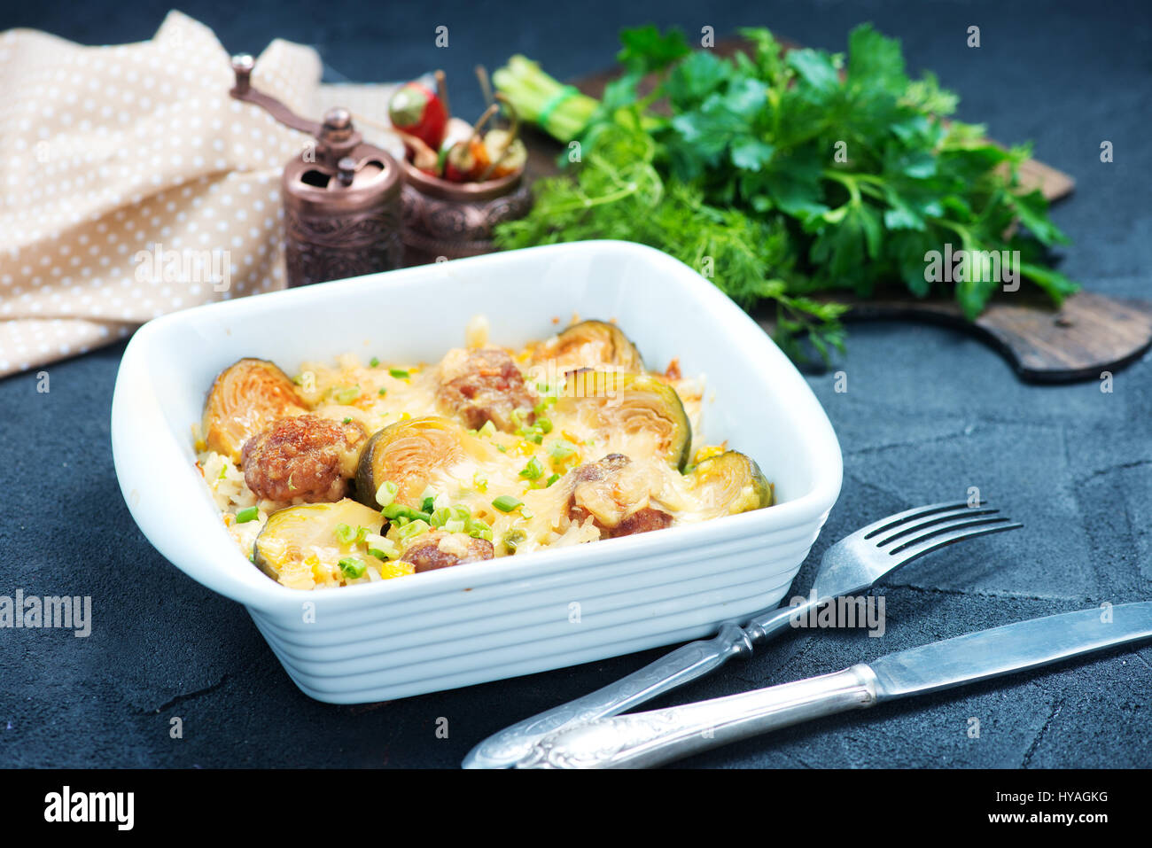 Verdure al forno con polpette di carne nel recipiente Foto Stock