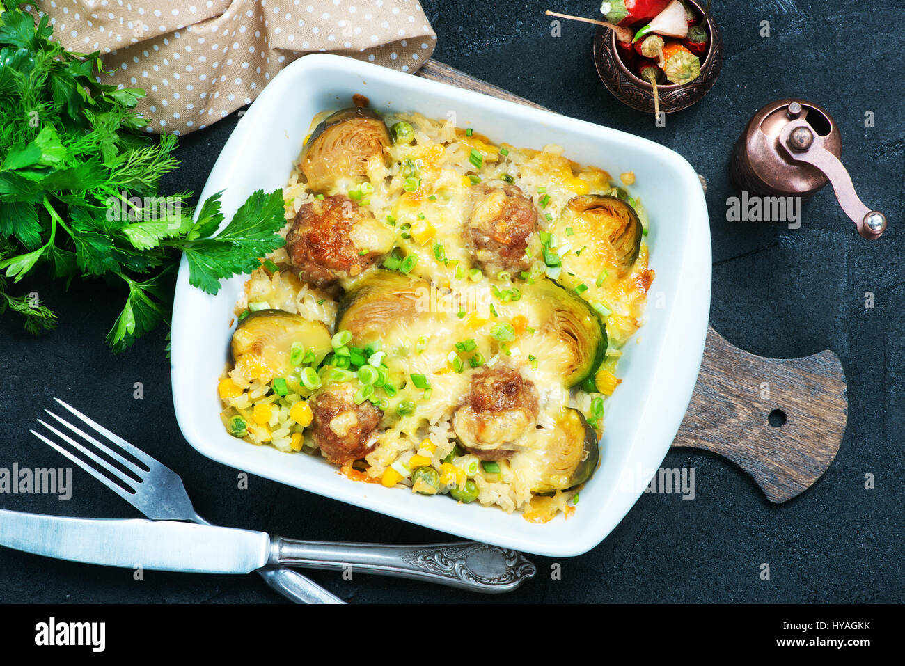 Verdure al forno con polpette di carne nel recipiente Foto Stock