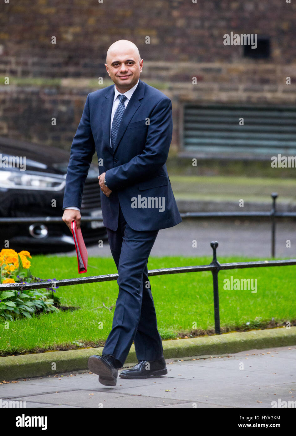 Sajid Javid,il segretario di Stato per l'innovazione del business e delle competenze,arriva a Downing street settimanale per la riunione del gabinetto Foto Stock