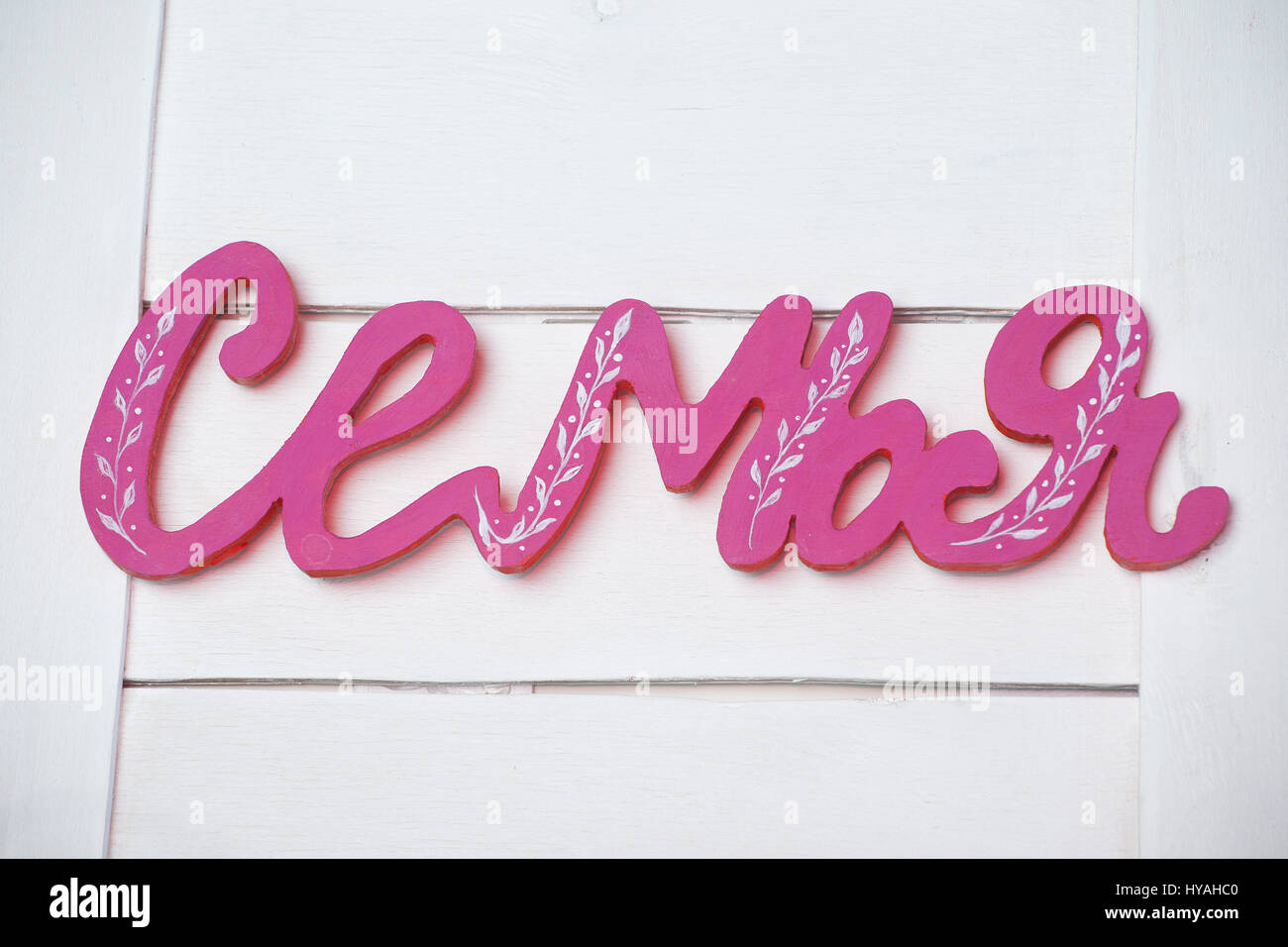 La lingua russa, la parola famiglia è stabilito dalle lettere di plastica con un magnete. Cirillico. / Word: Famiglia, Cirillico. Foto Stock