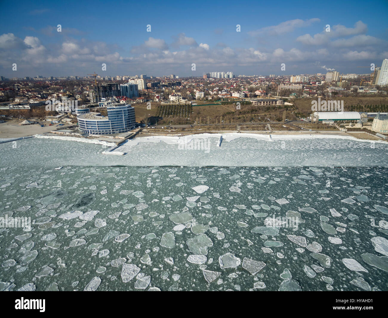 Antenna fuco immagine del Mar Nero congelato a 12 Stazione Spiaggia in Odessa Ucraina. Foto Stock