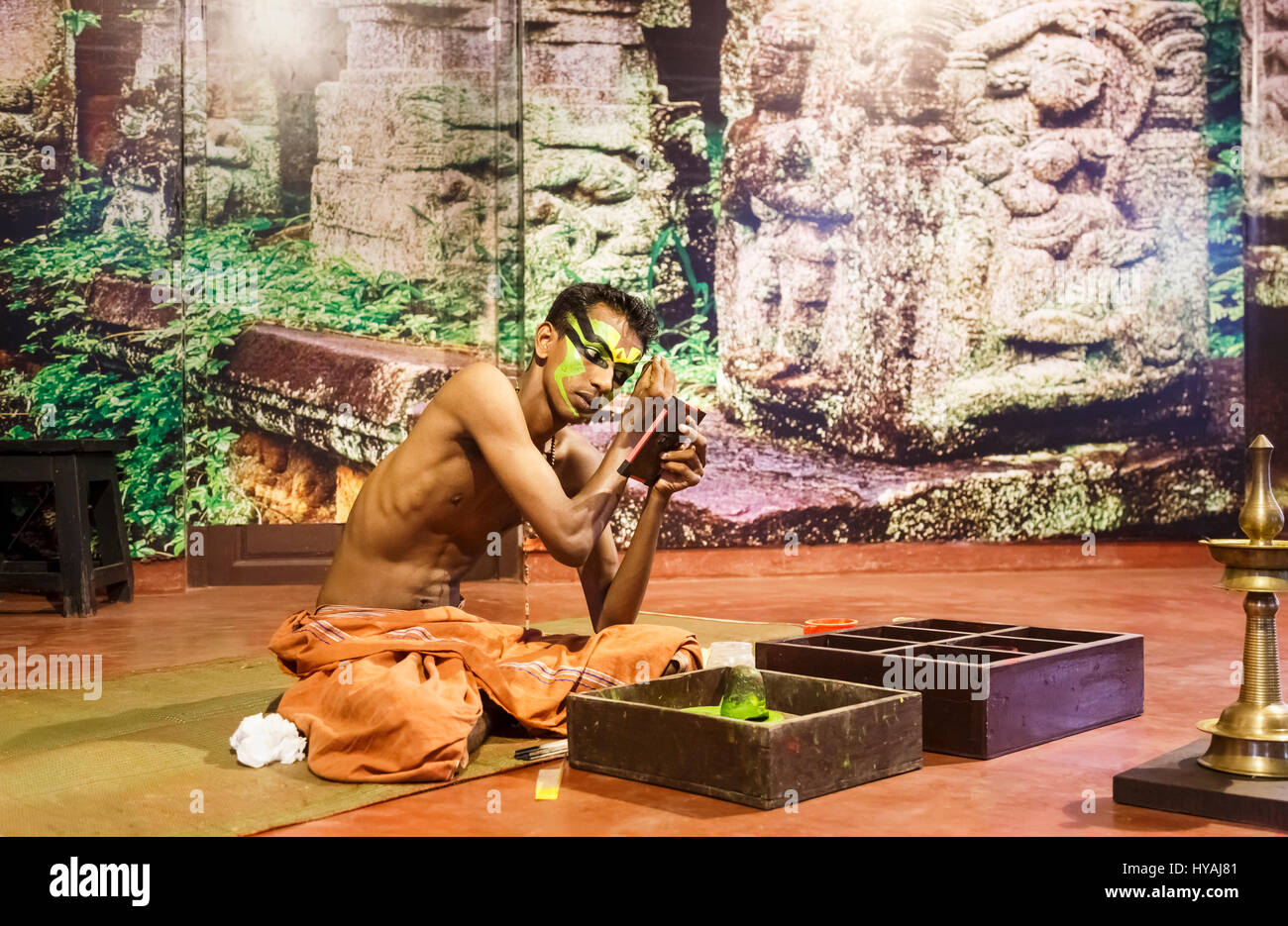 Interprete di applicare il make-up, Kathakali Show, un classico indiano indù spettacolo di danza eseguita dai maschi, Cochin centro culturale, Fort Cochin, Kerala, India Foto Stock