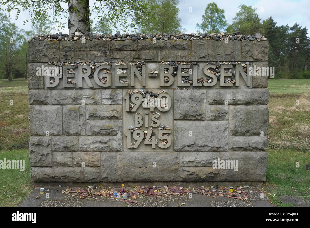 Germania, Bassa Sassonia, Bergen Belsen, pietra memorial presso il bordo del sito del sito di ex concentrazione e POW Camp che è stata in uso dal 1940 al 1945 prima come un prigioniero di guerra camp alloggiamento prigionieri russi, quindi gli italiani e quelli polacchi. Foto Stock
