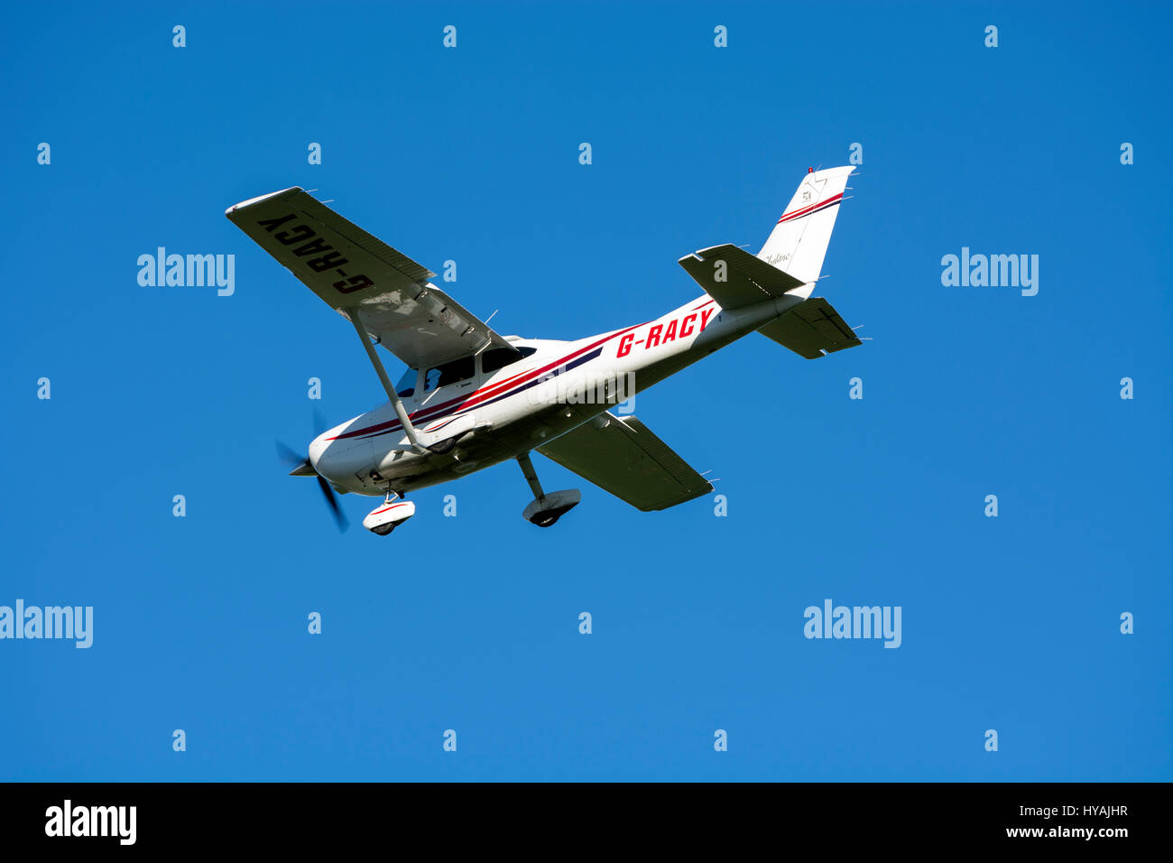 Cessna 182S Skylane a Wellesbourne Airfield, Warwickshire, Regno Unito (G-RACY) Foto Stock