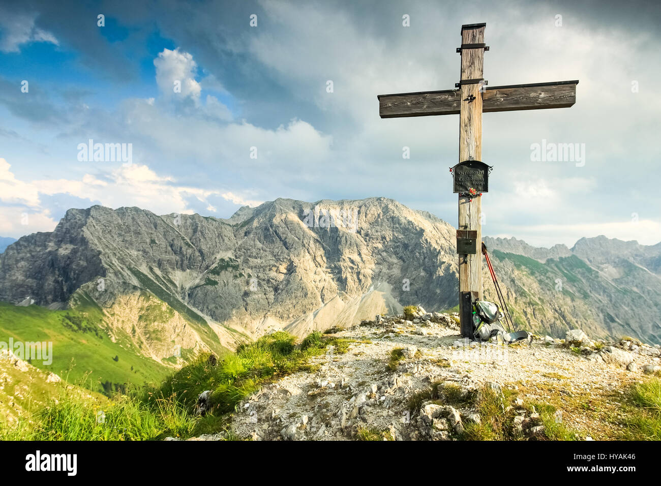 Vertice di legno croce e colori dell'estate in montagna Foto Stock
