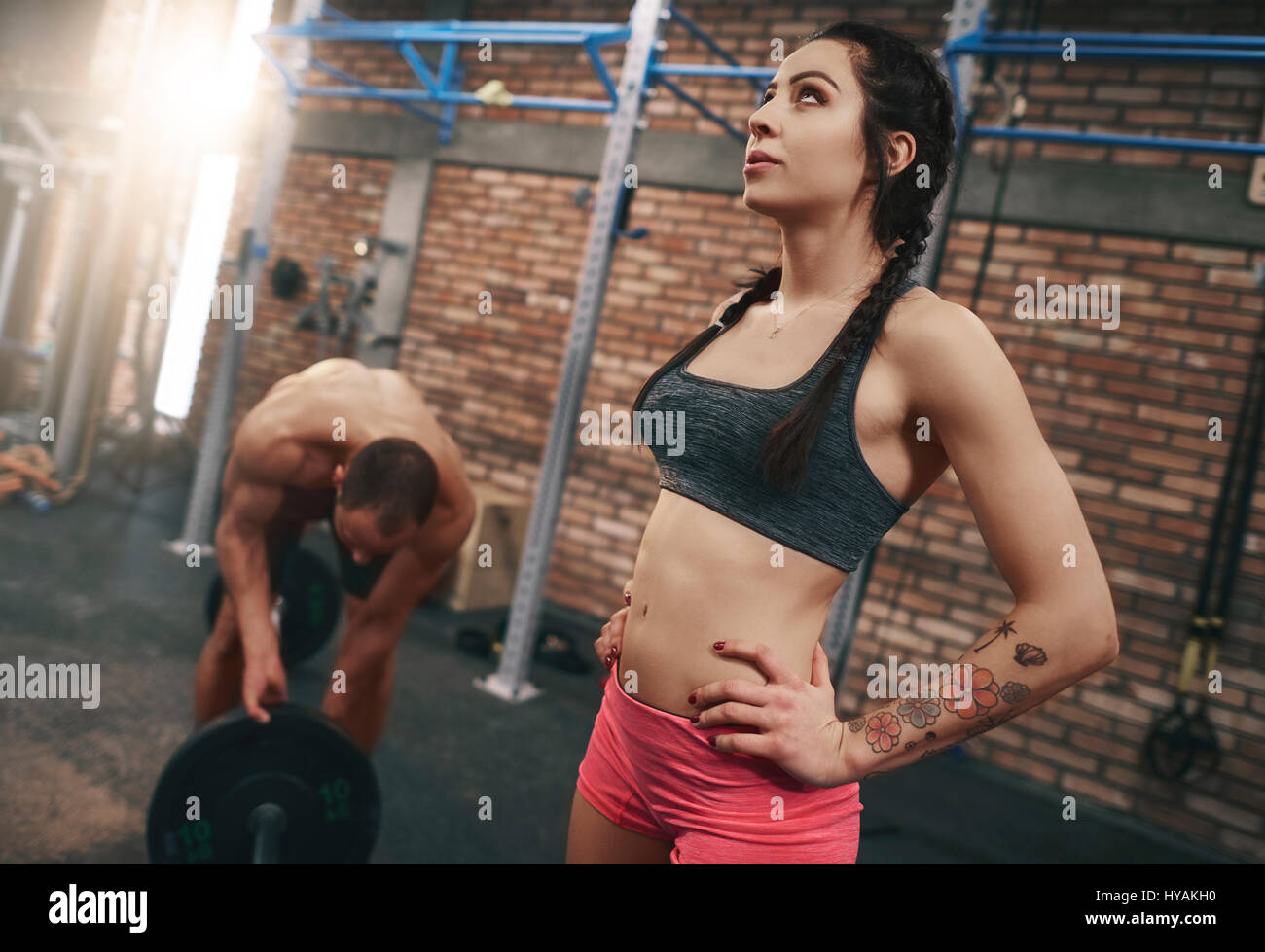 Donna molto concentrata prima dell'allenamento Foto Stock