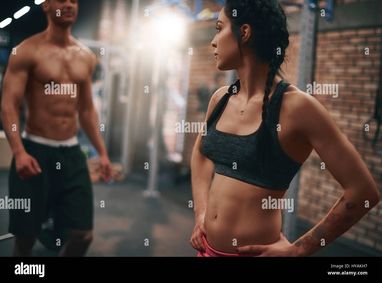 Giovane formazione insieme alla palestra Foto Stock