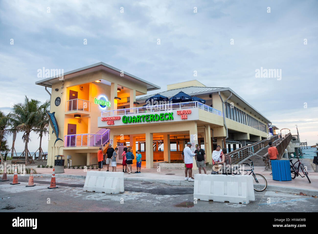 Dania Beach, FL, Stati Uniti d'America - 13 Marzo 2017: Ristorante e negozi a Dania Beach pesca del molo a Hollywood. Florida, Stati Uniti Foto Stock