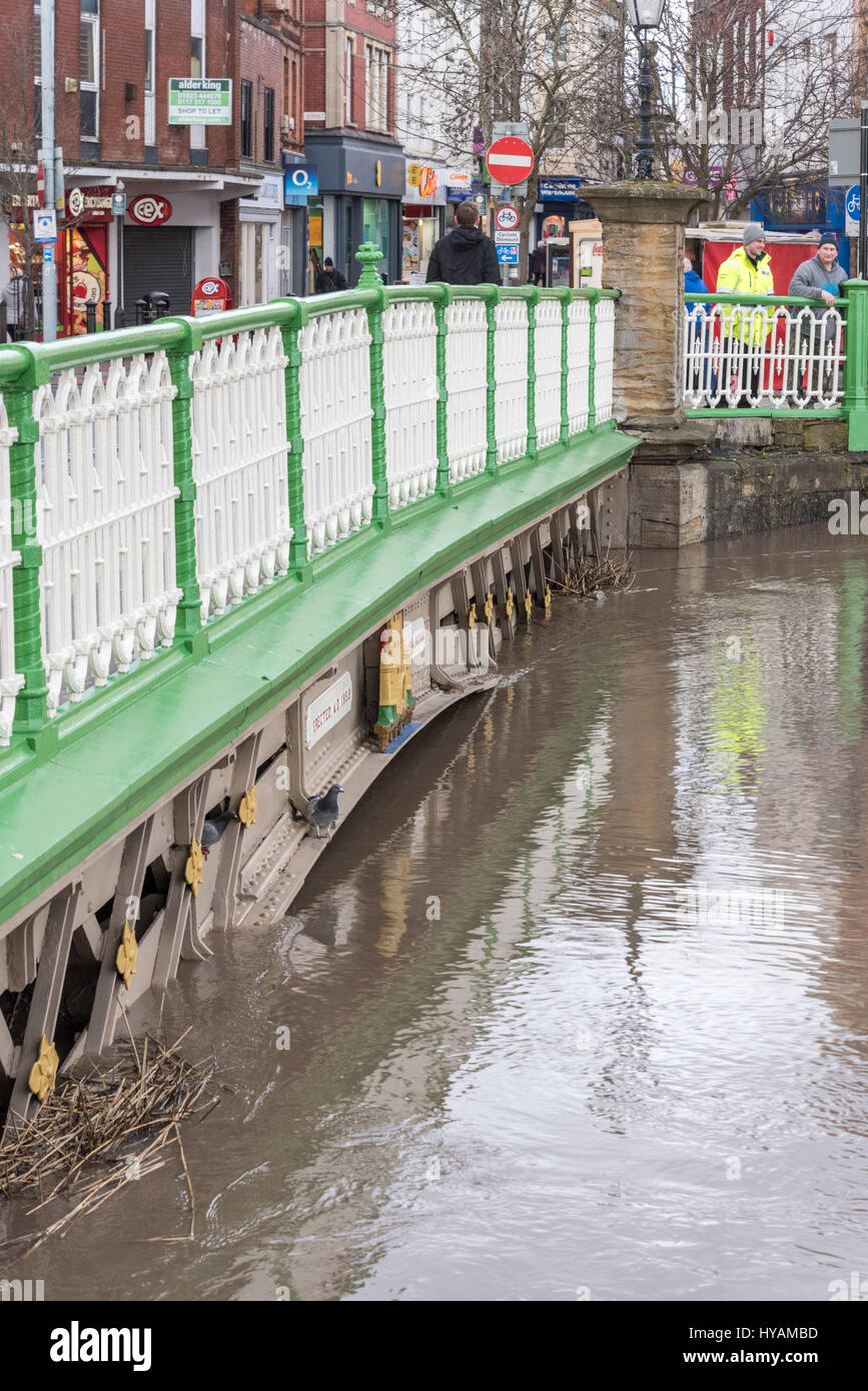 BRIDGEWATER, UK: SPRINGTIDE quasi ha invaso le strade di questo mercato britannico città con le acque del rover vicino a scoppio. Dopo il Regno Unito era stato demolito da pioggia durante il fine settimana, le foto del ponte di ferro nel centro della città mostrano come il fiume è vicino a sfocino in strade vicine. La città fatta di notizie nazionali dopo le gravi inondazioni nel 2011 e nel 2014 un tidal Barrage è stato installato come parte di un £100 piano di lotta contro le inondazioni e proteggere le case e le imprese nel Somerset livelli. Foto Stock