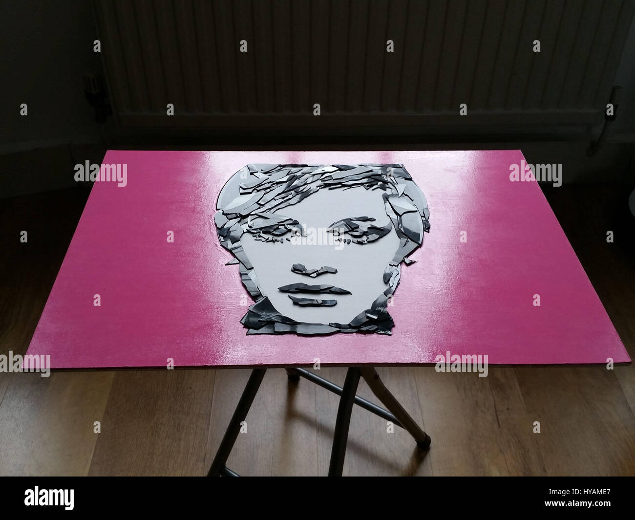 Londra, UK: Twiggy. Sarete sempre in una spin su questi iconico £1.200 ritratti realizzato interamente da rotto i record. Le singole opere da parte di un artista britannico ogni prendere fino a 50 ore per essere assemblati con cura da sei record, include i cantanti come Amy Winehouse, John Lennon e Jimi Hendrix nonché altre figure culturali come modello Kate Moss e il leggendario attrice Marilyn Monroe. Carpenter Billy Norman (40) noto anche come artista Swilfa, ha creato la galleria sensazionale di 20 record rotto ritratti, che egli luci con led colorati, tutti da dentro il suo appartamento London. Foto Stock