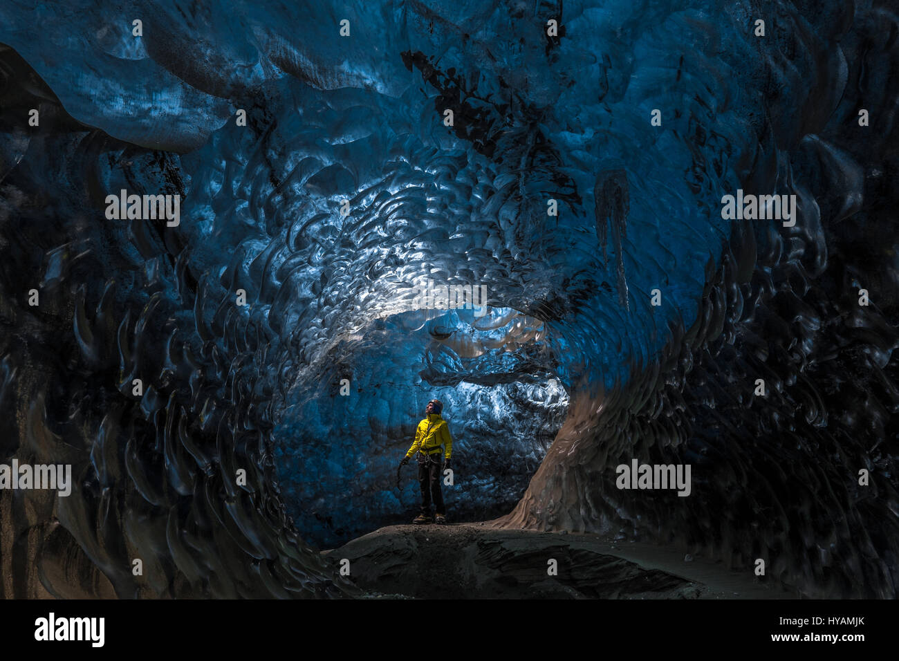 VATNAJOKULL, INCELAND: visitatori britannici brave inondazioni nel tentativo di esplorare che cosa potrebbe essere il mondo più crystal clear network di grotte di ghiaccio. Dall'entrata della grotta circondata da frammenti di ghiaccio come denti gigante, il labirinto-come warren di interconnessi camere congelato, egli straordinaria rete di grotte di ghiaccio intorno si è rivelato un tale successo con i visitatori inglesi che ospita circa 200 di noi ogni inverno. Foto da una guida locale Einar Runar Sigurosson dal lato sud del ghiacciaio Vatnajokull in Islanda in vetrina la gloria di uno di natura più ispirante meraviglie naturali. Foto Stock