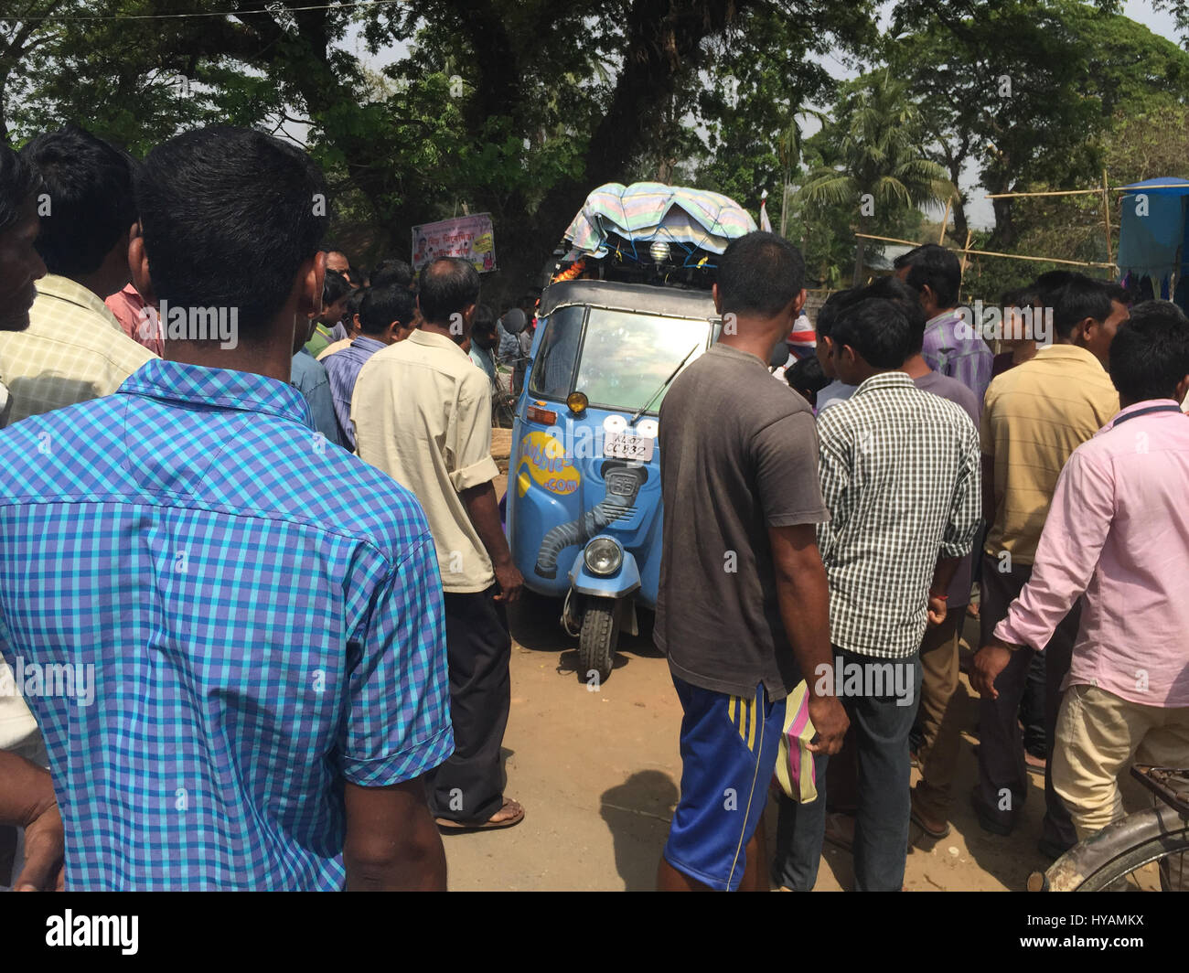 Curiosa la gente locale check out il Noo Noo rickshaw. Tre i britannici sono dicendo E-OH al subcontinente assumendo la sfida eccentrico di crossing India su un rickshaw vestita come la mitica la televisione per bambini caratteri il Teletubbies. La guida 2.000 miglia sulla buca infestati strade sterrate dalla "Città d'Oro" di Jaisalmer nello stato del Rajastan alla stazione di Shillong in Himalaya immagini mostrano come la gente ha risposto al wacky-trio in costume che sperano di poter sollevare £30k per una donna rifugio in Bangladesh. Guidato da agente immobiliare Sean Newman (47) e raccordati da suo figlio dello studente, Tyler (18) Foto Stock