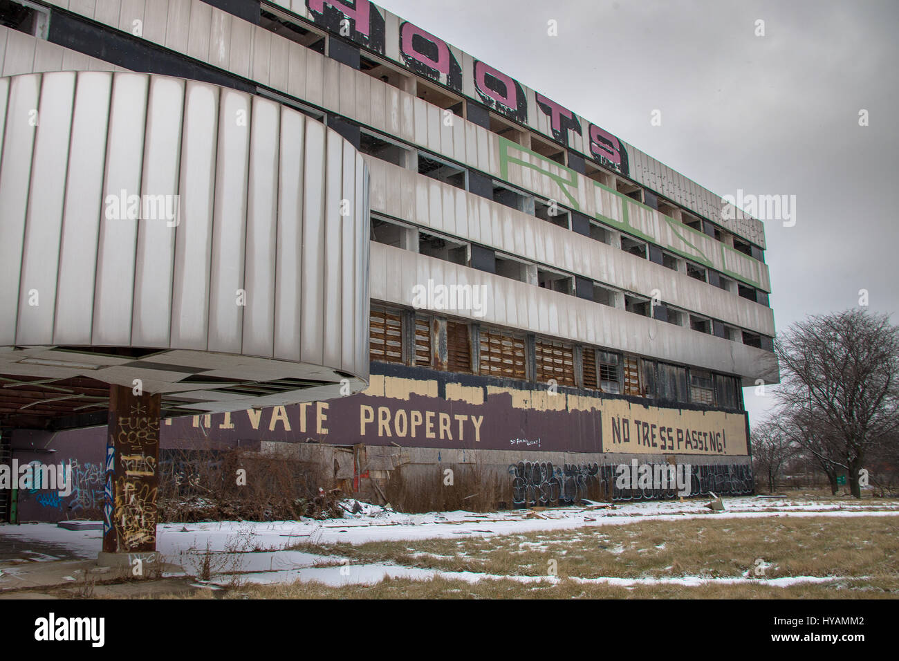 DETROIT, Michigan: un veterano di combattimento utilizzato il suo esercito le competenze necessarie per penetrare in un ospedale in modo decrepito è anche stata abbandonata da bande locali. Le immagini mostrano come questo 1960 edificio che fu una volta una celebre comunità ospedale è parzialmente sommerso in marrone acqua ghiacciata, ha porte riddled con fori di proiettile ed è coperto di graffiti aggressivo che leggere "bang bang", "Stai accanto" e "Non aprire morti dentro". US Army soldier-girato fotoreporter Robert Johnson (40) braved il potenzialmente criminale infestati sud ovest di Detroit ospedale a prendere le straordinarie riprese. Foto Stock