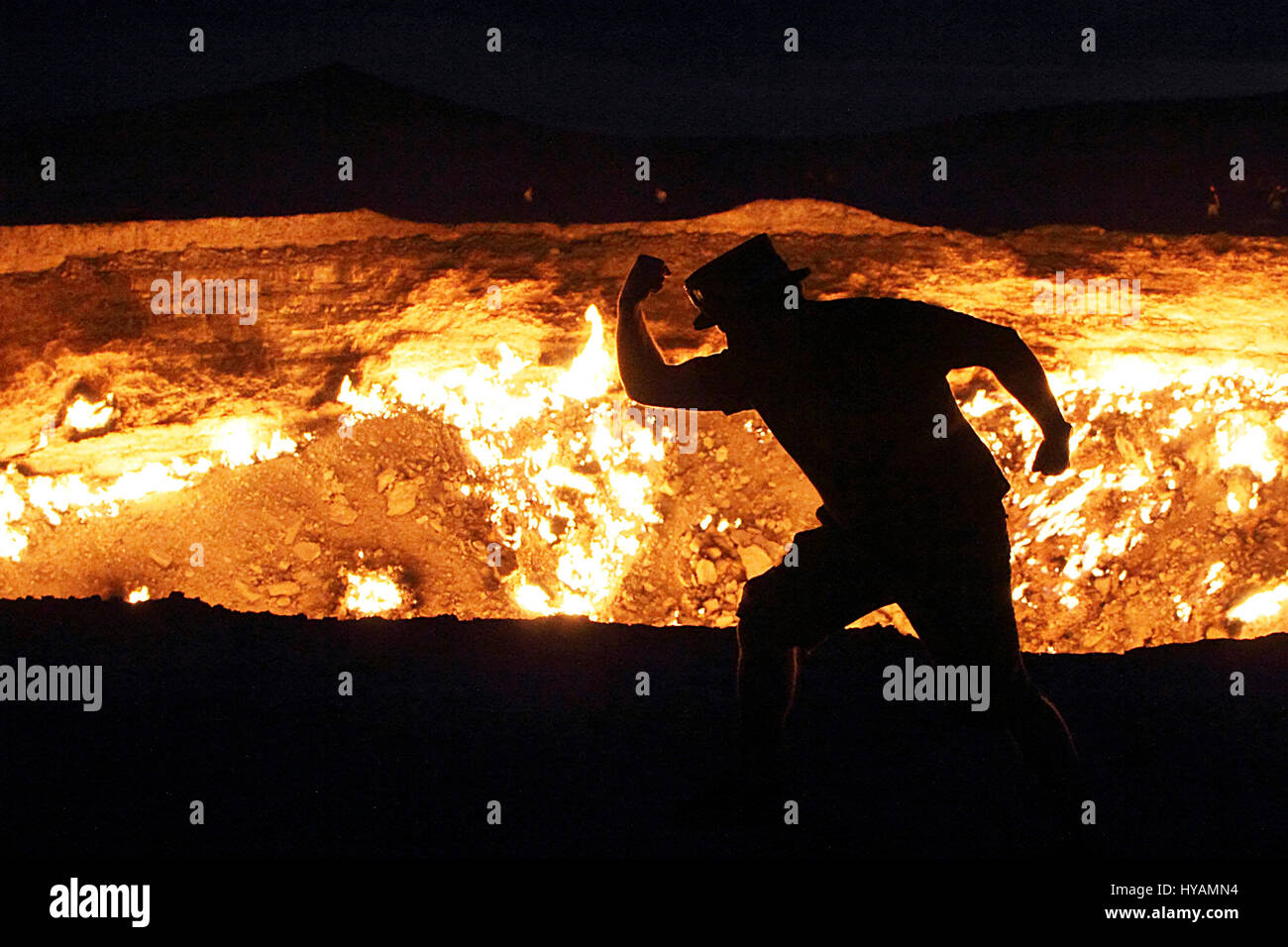 DERWEZE, TURKMENISTAN: Sposi in Viaggio di Nozze Neil Melville-Kenney mettendo zizzania presso la porta all'inferno. Questo BRITISH coppie in luna di miele letteralmente trascinate ogni altro all'inferno. Ingegnere Neil (34) e la sua sposa Helen Melville-Kenney (36) preso honeymooning in un luogo caldo al livello successivo quando hanno deciso di celebrare il loro matrimonio mediante la guida di 3.000 miglia dal regno unito alla vita reale 230-piedi largo man-made cratere. Hanno guidato in una Fiat Panda chiamato Charlie. In arrivo la felice coppia può essere visto avente un' flamin buon tempo con altri visitatori del Gas Derweze cratere, localmente conosciuta come la porta dell'Inferno Foto Stock