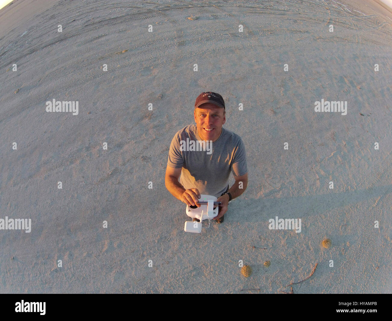 CHOBE NATIONAL PARK, il BOTSWANA: Paul Souders vola il suo drone. Un drone è andato su un wildlife safari in Africa più profonda. Da leoni e GNU di elefanti e giraffe il possente animali di Africa può essere visto in questo 500-piedi alto drone-eye del continente. Fotografo Paul Souders (53) ha preso la sua DJI Phantom Vision 2+drone su 10.000 miglia lungo viaggio dalla sua casa a Seattle, Stati Uniti d'America per il Botswana in Sud Africa. Foto Stock