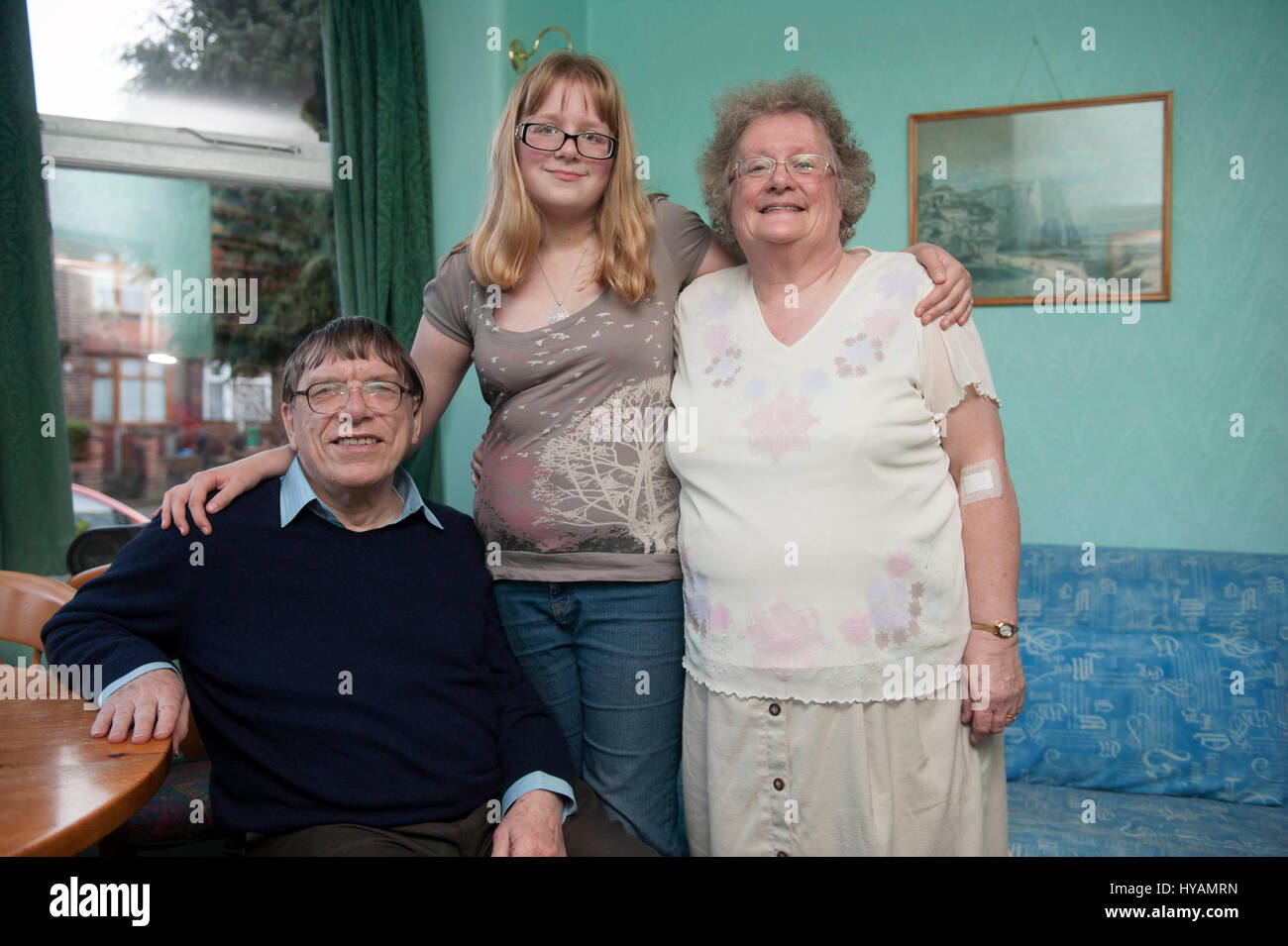 MANCHESTER, REGNO UNITO: Faceblind nonno Malcolm Cowen non è nemmeno in grado di dire i membri della sua famiglia a prescindere. Questo fiero nonno ama la sua famiglia con tutto il suo cuore - ancora se egli ha urtato in strada egli passerebbe a loro come forestieri. Computer-programmatore Malcolm Cowen (67) da Manchester è nato con una rara condizione chiamata prosopagnosia - o "face-cecità" come è più comunemente noto. Questo significa che egli non è in grado di riconoscere i volti - non di sua moglie, famiglia, amici, celebrità o persino la propria faccia nello specchio. Tuttavia, Malcolm tenta di assumere qualsiasi potenziale di imbarazzo con buon umore e ha spe Foto Stock