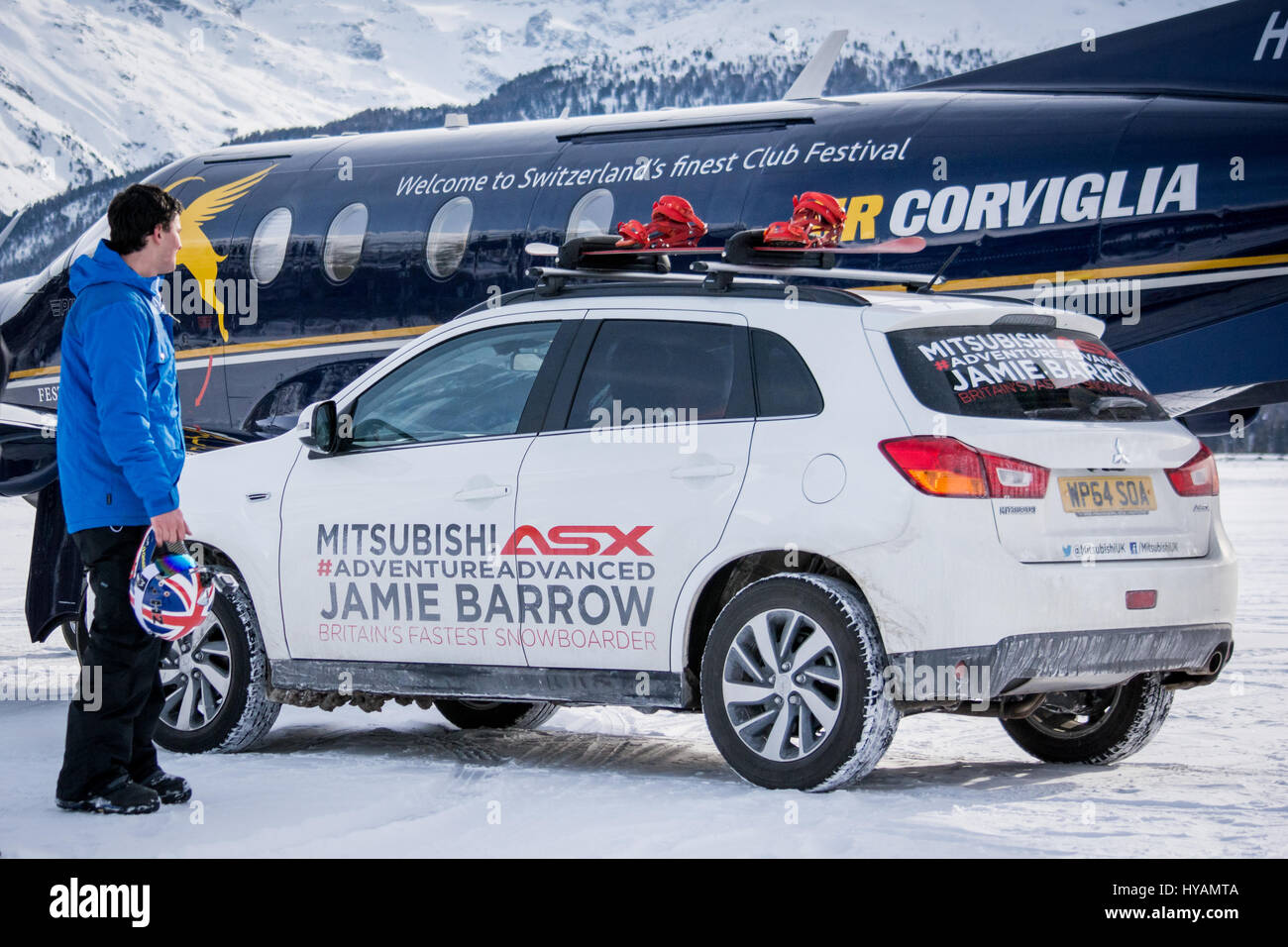 ENGADIN AIRPORT, SVIZZERA: UN BRITISH snowboarder ha raggiunto una velocità di 78 miglia all'ora e divenne la prima persona a snowboard mentre essere trainato da un aereo commerciale. Daredevil Jamie Barrow (22) della British Snowboard Team Cross è il Regno Unito più veloce del snowboarder e completato le incredibili acrobazie da appendere dall'ala di un aeromobile Engadin Airport in Svizzera. Le immagini mostrano come Jamie abilmente snowboarded sul bordo innevate della pista, nonostante la velocità frenetica l'aereo era in viaggio. Foto Stock