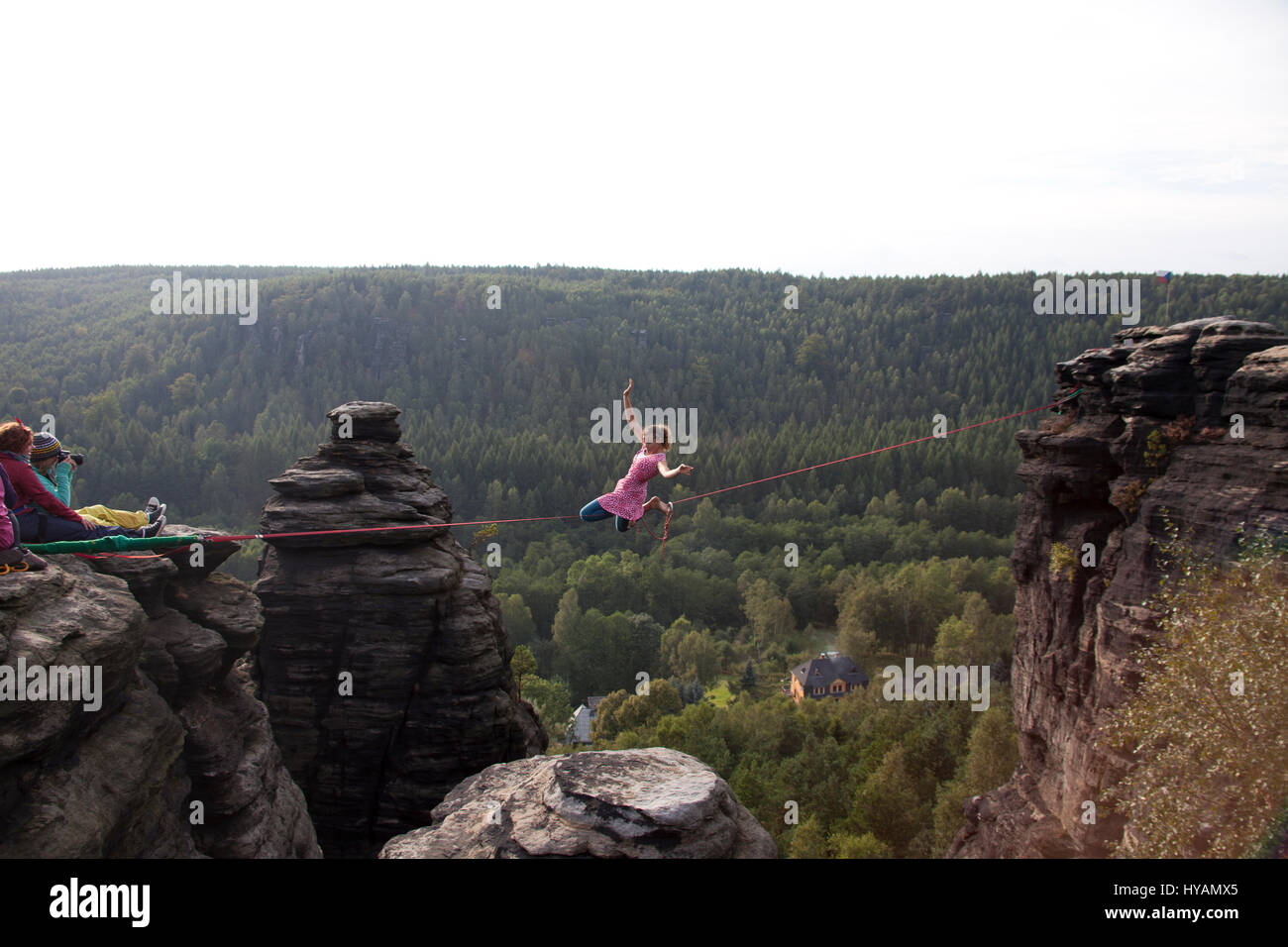 OSTROV, REPUBBLICA CECA: una femmina slackliner mostra off in high-filo. Da medicazione in costume alla locazione-filo yoga questo tutti-girl pista mostra il lato leggero al sport estremo che chiamano slacklining. Vestito come un 1940's "Terra Girl' - Fede Dickey (24) può essere visto il completamento di un capello-sollevamento libero-solo a piedi senza una linea di sicurezza, 100-piedi da terra. Altre foto mostrano più sassy slackliners femmina eseguendo sulla high-line in posizioni estreme come pure larking circa in costume. Uno sfrontato angolazione della telecamera quasi illustra un mantello shot. La raccolta di foto è stata presa da phot Foto Stock