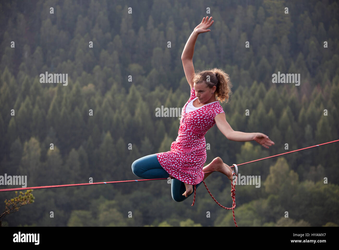 OSTROV, REPUBBLICA CECA: una femmina slackliner mostra off in high-filo. Da medicazione in costume alla locazione-filo yoga questo tutti-girl pista mostra il lato leggero al sport estremo che chiamano slacklining. Vestito come un 1940's "Terra Girl' - Fede Dickey (24) può essere visto il completamento di un capello-sollevamento libero-solo a piedi senza una linea di sicurezza, 100-piedi da terra. Altre foto mostrano più sassy slackliners femmina eseguendo sulla high-line in posizioni estreme come pure larking circa in costume. Uno sfrontato angolazione della telecamera quasi illustra un mantello shot. La raccolta di foto è stata presa da phot Foto Stock