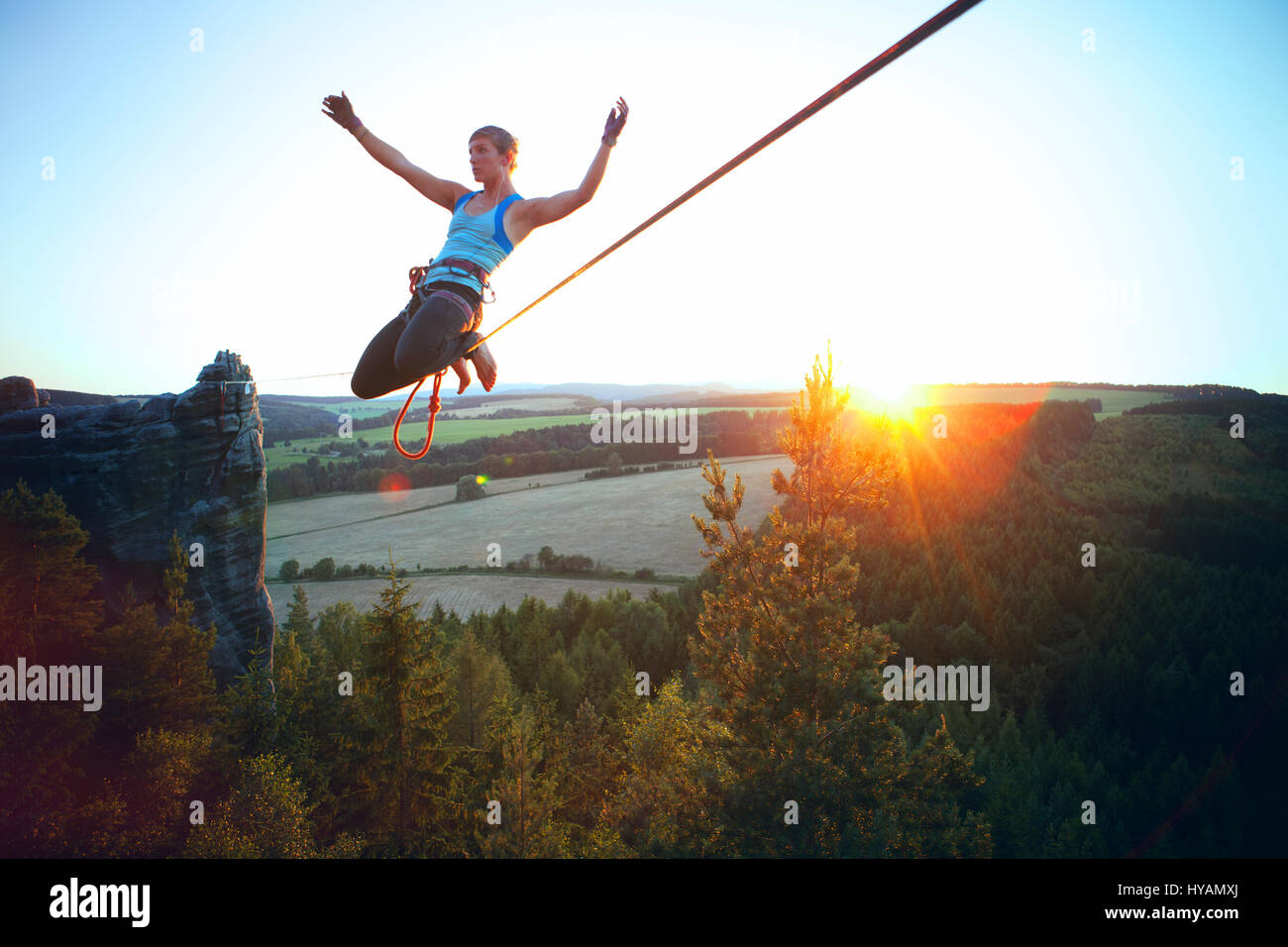 OSTROV, REPUBBLICA CECA: una femmina slackliner mostra off in high-filo. Da medicazione in costume alla locazione-filo yoga questo tutti-girl pista mostra il lato leggero al sport estremo che chiamano slacklining. Vestito come un 1940's "Terra Girl' - Fede Dickey (24) può essere visto il completamento di un capello-sollevamento libero-solo a piedi senza una linea di sicurezza, 100-piedi da terra. Altre foto mostrano più sassy slackliners femmina eseguendo sulla high-line in posizioni estreme come pure larking circa in costume. Uno sfrontato angolazione della telecamera quasi illustra un mantello shot. La raccolta di foto è stata presa da phot Foto Stock