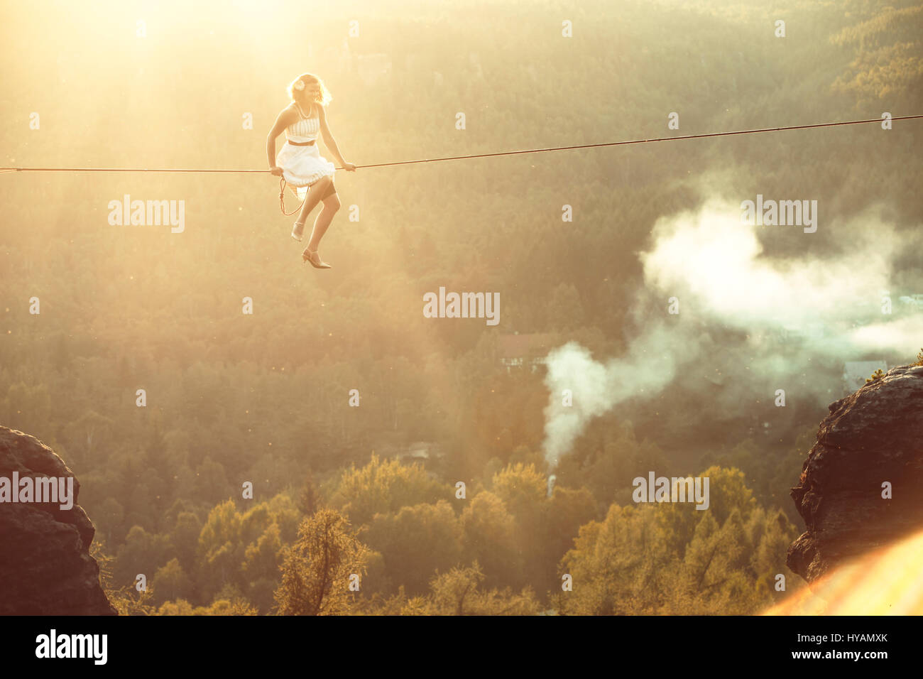 OSTROV, REPUBBLICA CECA: una femmina slackliner mostra off in high-filo. Da medicazione in costume alla locazione-filo yoga questo tutti-girl pista mostra il lato leggero al sport estremo che chiamano slacklining. Vestito come un 1940's "Terra Girl' - Fede Dickey (24) può essere visto il completamento di un capello-sollevamento libero-solo a piedi senza una linea di sicurezza, 100-piedi da terra. Altre foto mostrano più sassy slackliners femmina eseguendo sulla high-line in posizioni estreme come pure larking circa in costume. Uno sfrontato angolazione della telecamera quasi illustra un mantello shot. La raccolta di foto è stata presa da phot Foto Stock