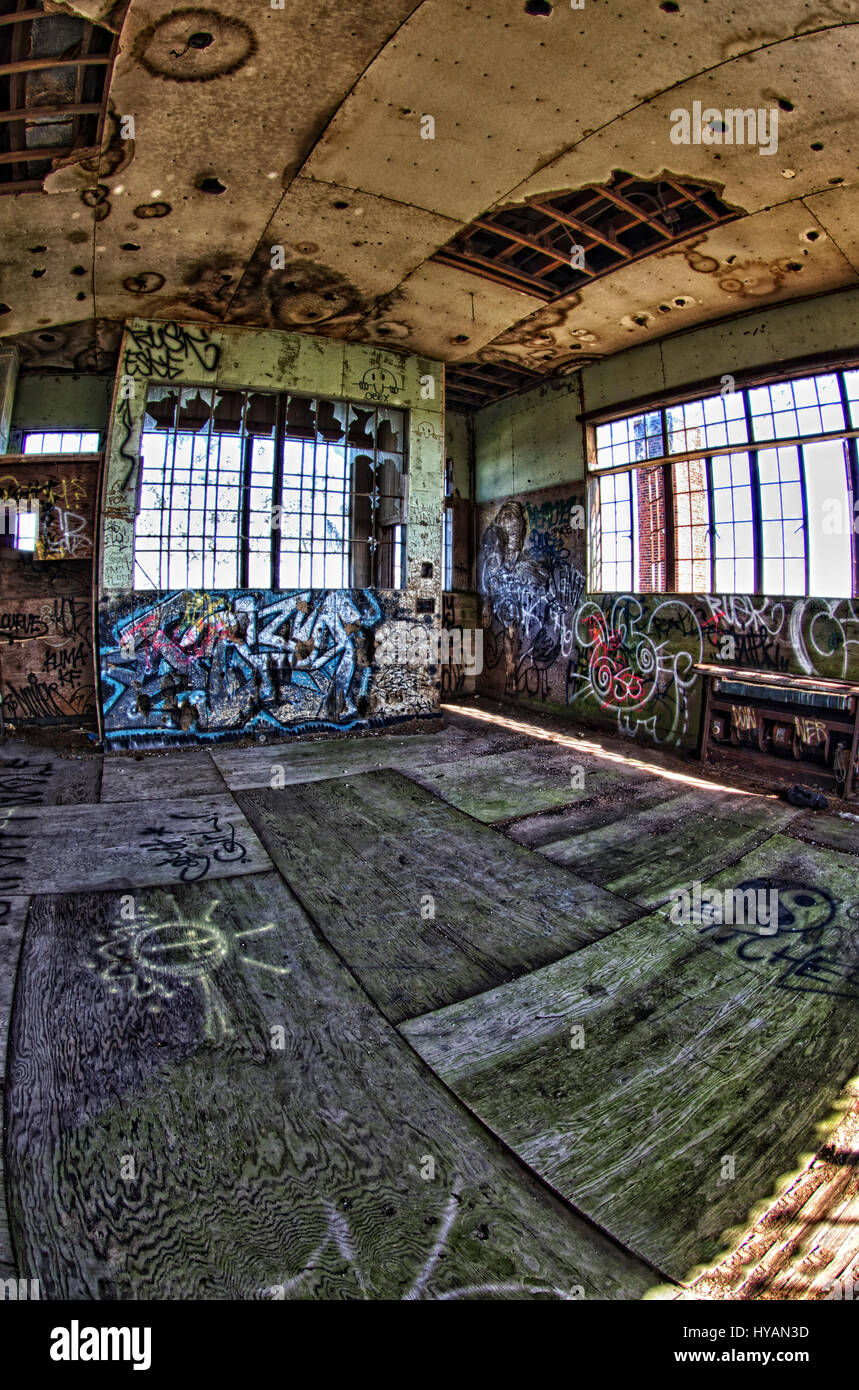 NEW YORK, Stati Uniti d'America: secondo piano di Fort Tilden coperto di graffiti arte. NEW YORK l'ultima linea di difesa è stato finalmente sconfitto da un multi-colore art attack. Il fortificato pesantemente Fort Tilden volta era forte in difesa di New York dai suoi nemici durante le due guerre mondiali è ora un open-air graffiti galleria d'arte. Pareti interne che una volta alloggiata la corazza e artiglieria ora utilizzato come una tela per artisti di graffiti la visualizzazione di espressioni di arte. Situato nel gateway Parco Nazionale di Fort Tilden è circondato dalla bellezza naturale delle spiagge e della fauna selvatica, rendendo questo abbandonato fort un toccante monumento Foto Stock