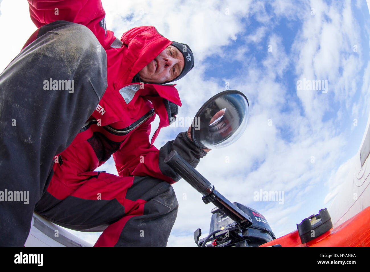 HUSDON BAY, CANADA: fotografo Paul Souders con il suo braccio e nounted fotocamera subacquea. Gli orsi polari sono sempre creature marine come dimostrato da queste foto straordinarie. La mancanza di ghiaccio a camminare su non significa che queste creature intelligenti non possono arrivare da un punto a ad un punto B, essi sono sempre più imparare a nuotare lunghe distanze nella loro ricerca di cibo in uno del mondo più ambienti difficili. Le immagini dalla Baia di Hudson, Canada mostra affamati orsi polari vivere come molto underwater come su terra, nuoto così vicino alla telecamera ci offre la vista di ciò che molte delle guarnizioni di tenuta devono vedere per l'ultima volta - il possente ganasce o Foto Stock