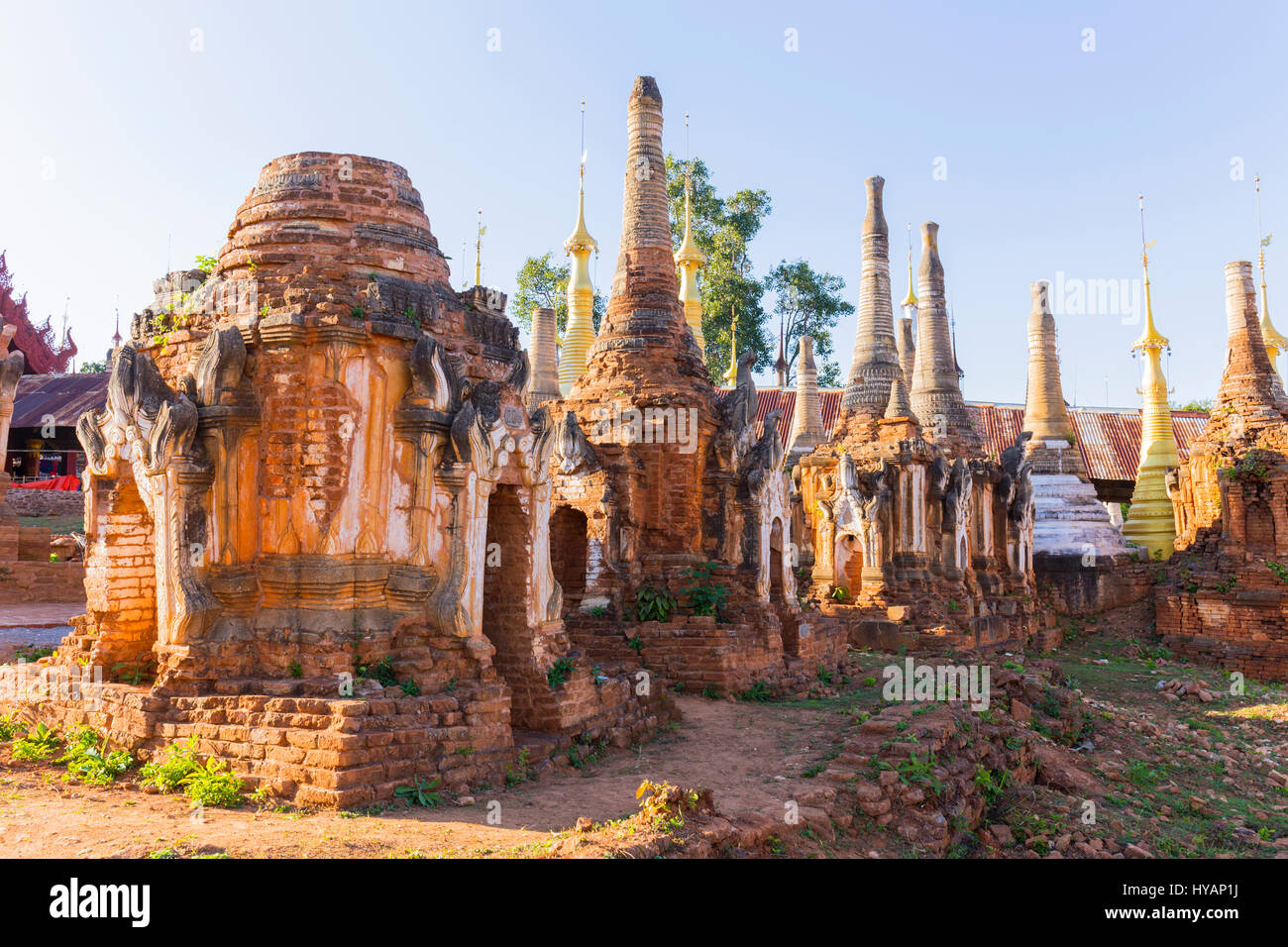 Rovine di antiche buddista birmano pagode Nyaung Ohak nel villaggio di Indein sul lago a inserto nello Stato di Shan, MYANMAR Birmania) Foto Stock