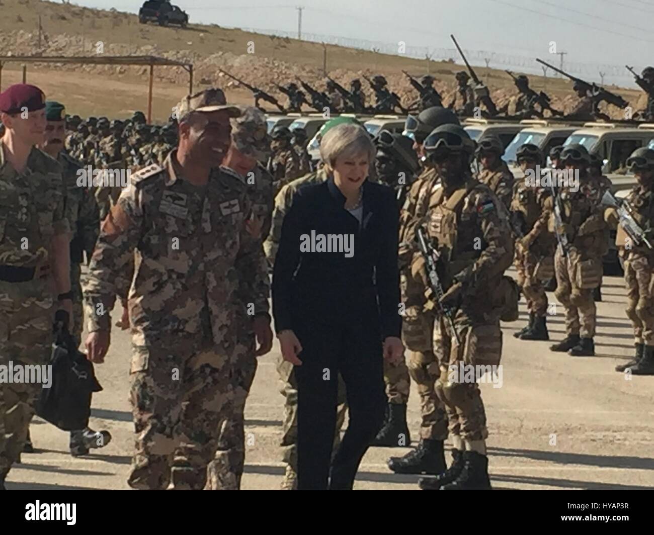 Il primo ministro Theresa Maggio parla di truppe come lei arriva in Ammam, Giordania, dove lei ha presentato un pacchetto di misure volte a rafforzare la cooperazione tra le forze britanniche e la Royal Jordanian Air Force (RJAF) e ad affrontare il problema di estremismo violento nella regione. Foto Stock