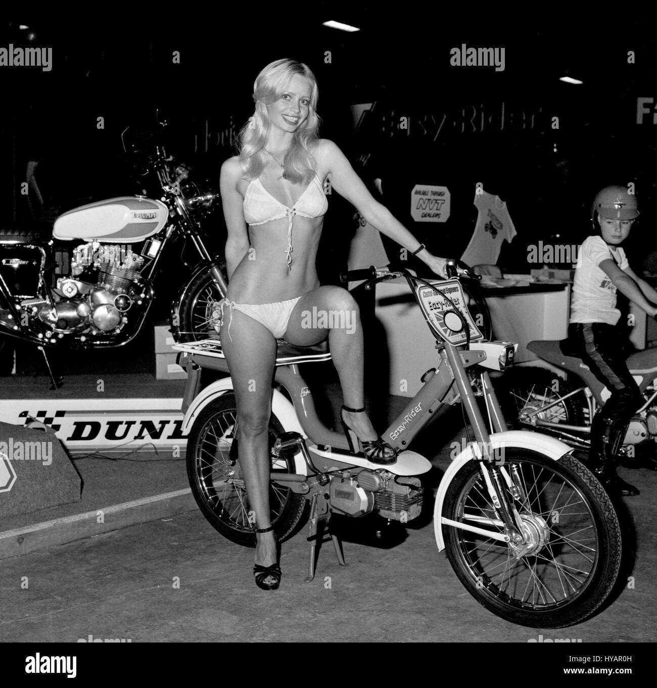 Modello norvegese, Mag Brit, sul display con un 30 mph ciclomotore, distribuito da Norton-Villiers Trionfo (N.V.T.), ad Earls Court Motor Cycle Show, che si apre domani. Foto Stock